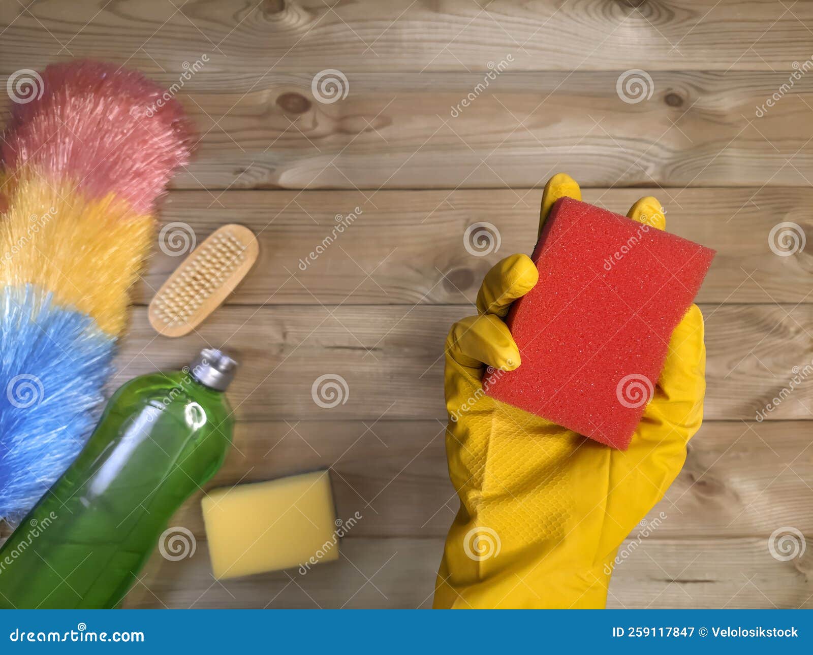 Main En Caoutchouc Jaune Gant Tient La Brosse De Toilette à L