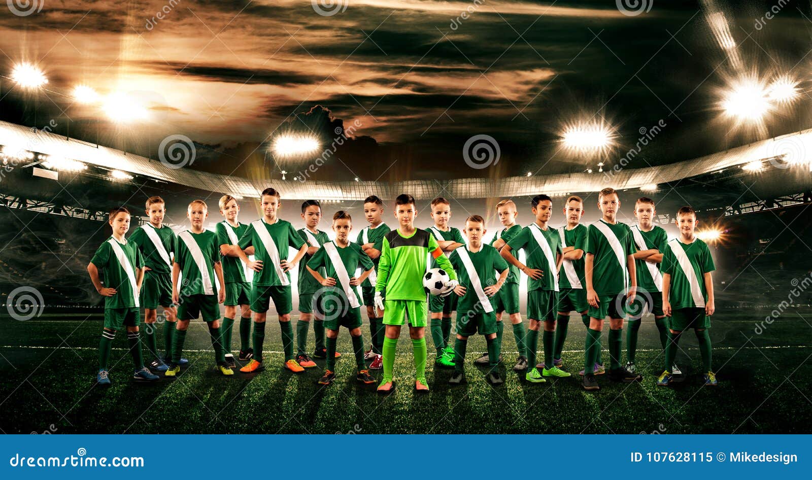 Équipe De Football Enfants - Futurs Champions Garçons Dans Des Vêtements De  Sport Du Football Sur Le Stade Avec La Boule Concept Image stock - Image du  élémentaire, ligue: 107628115