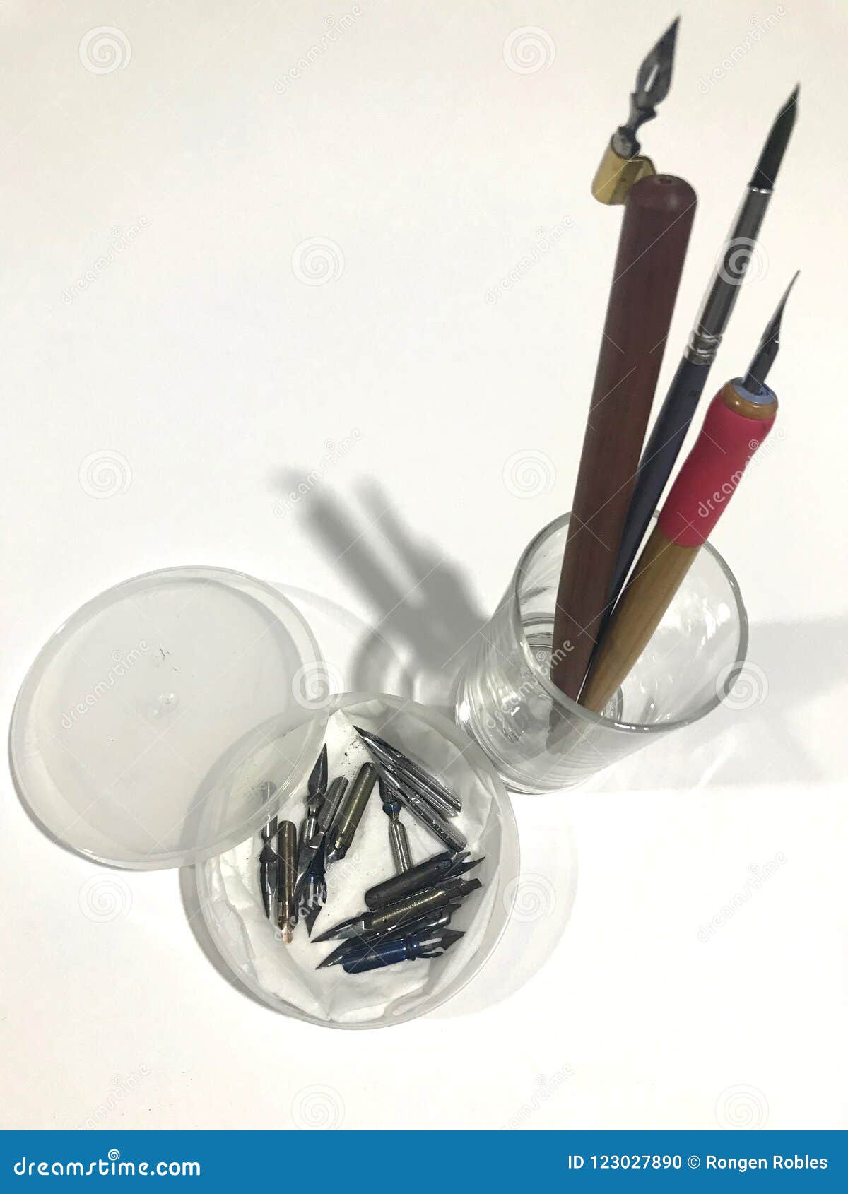 https://thumbs.dreamstime.com/z/%C3%A9quipement-d-art-de-trousse-outils-calligraphie-du-s-d%C3%A9butant-123027890.jpg