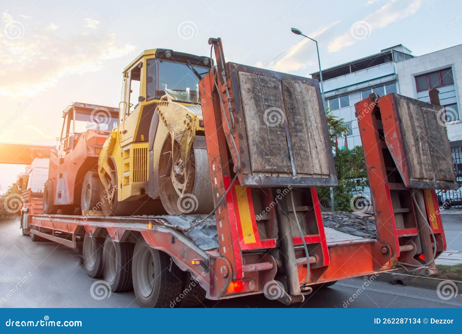 équipement Routier Lourd Compacteur Asphaltique Chargé Et Transporté Sur  Une Remorque De Camion Photo stock - Image du logistique, chargeur:  262287134