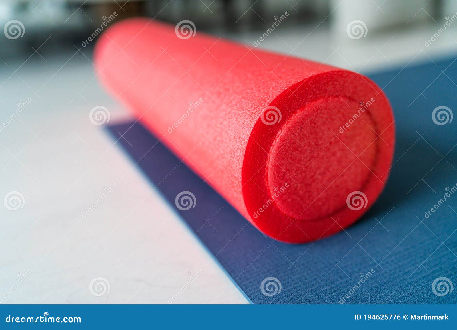 Équipements De Remise En Forme De Rouleau De Mousse Sur Le Sol Du