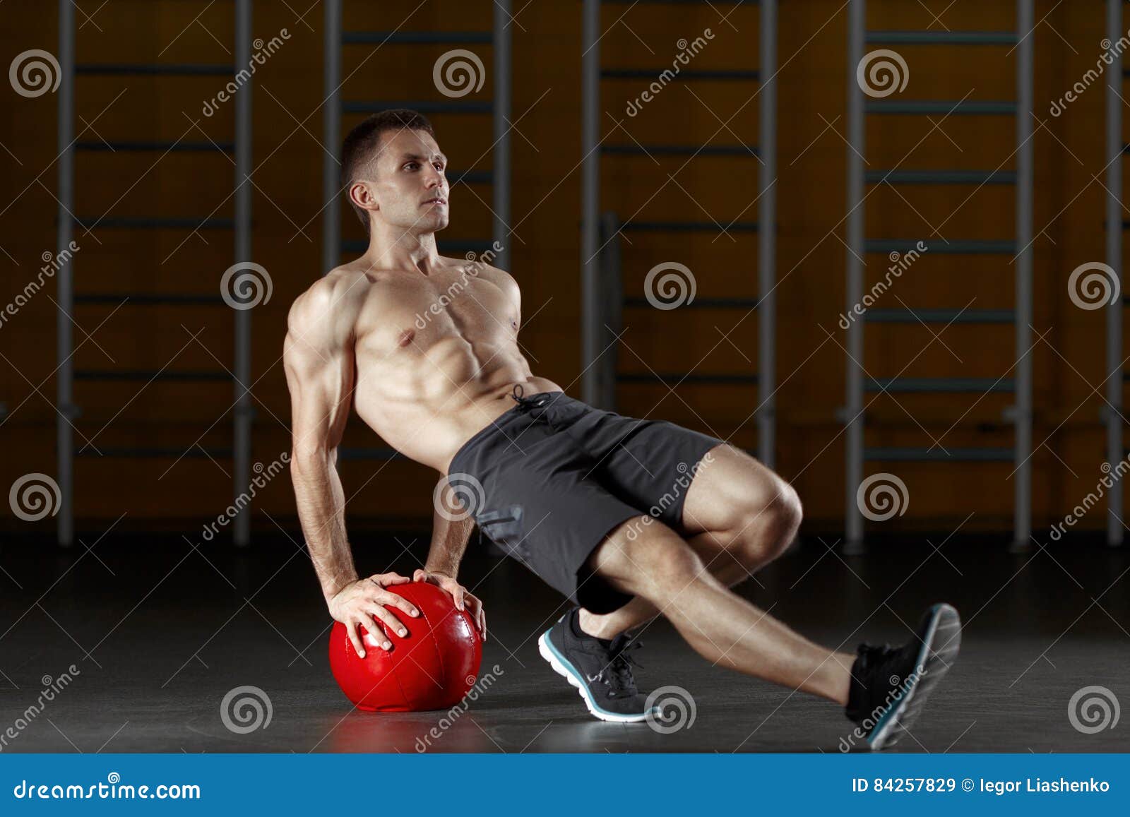 Équipez Faire L'exercice Pour Des Muscles De Dos Avec La Boule De ...