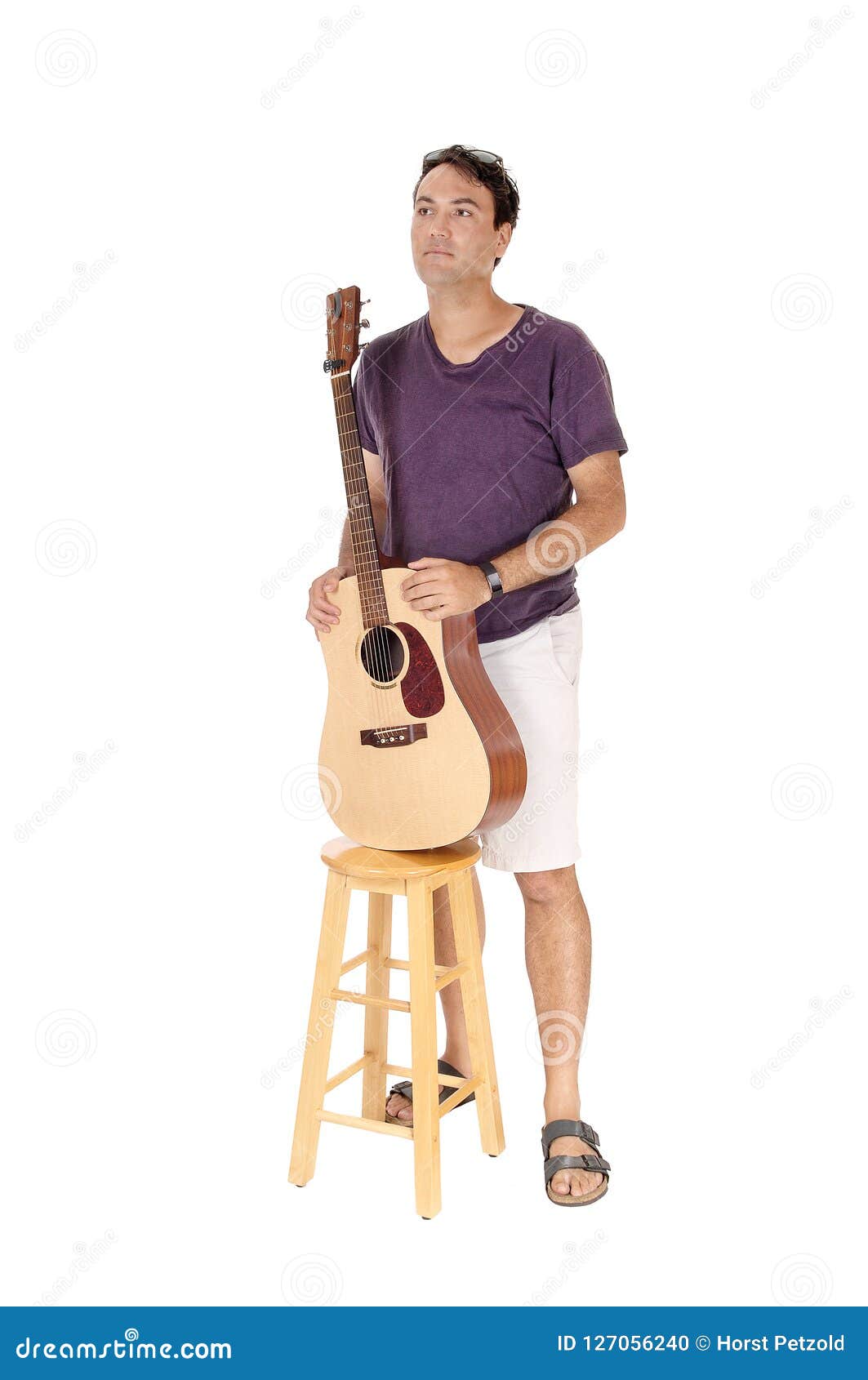 Équipez La Position Avec Sa Guitare Derrière Une Chaise Photo stock - Image  du musical, beau: 127056240