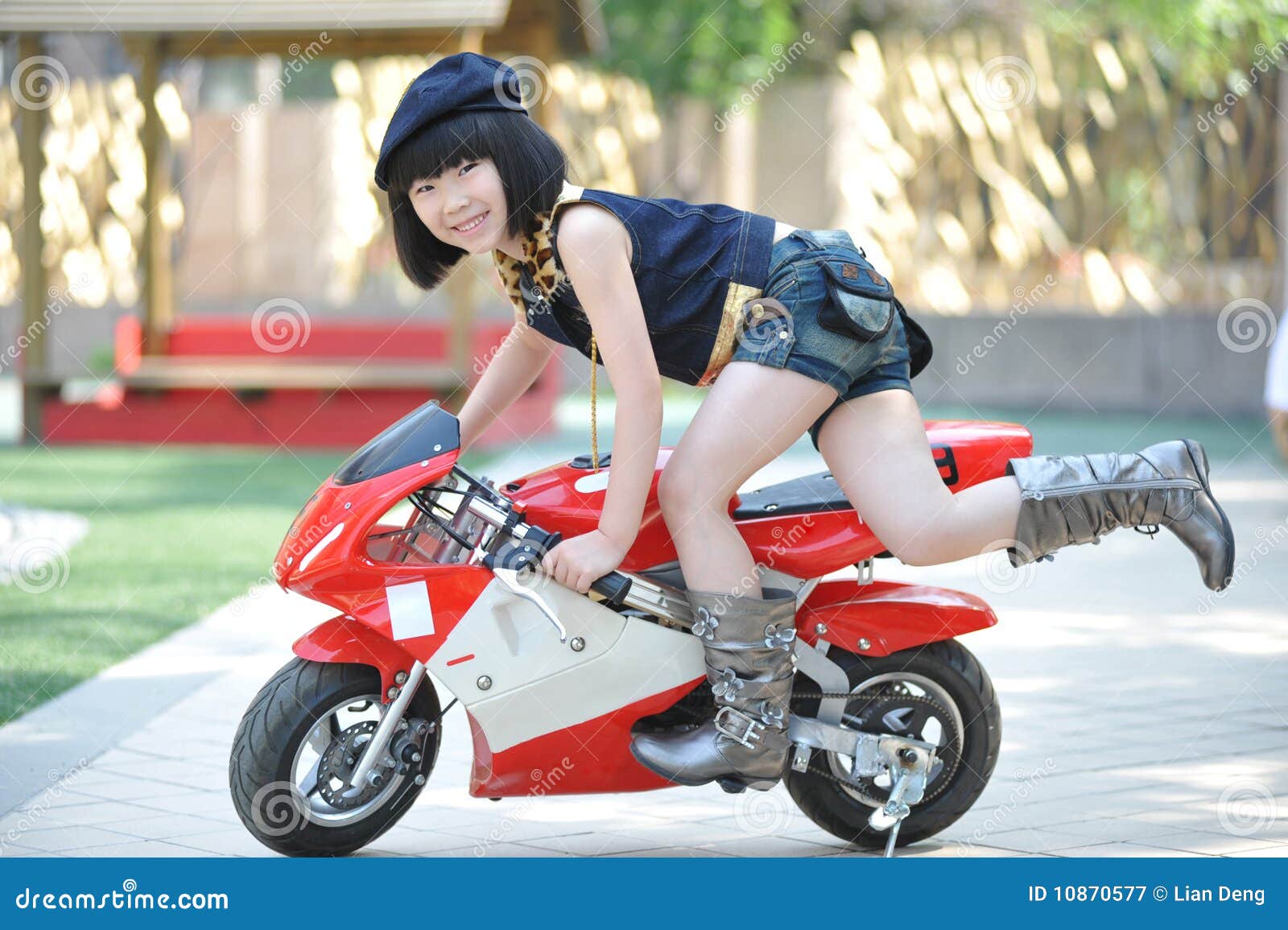 Petite Fille Sur Une Moto En Jouet Dans Le Parc Photo stock - Image du  amour, nourrisson: 239710076