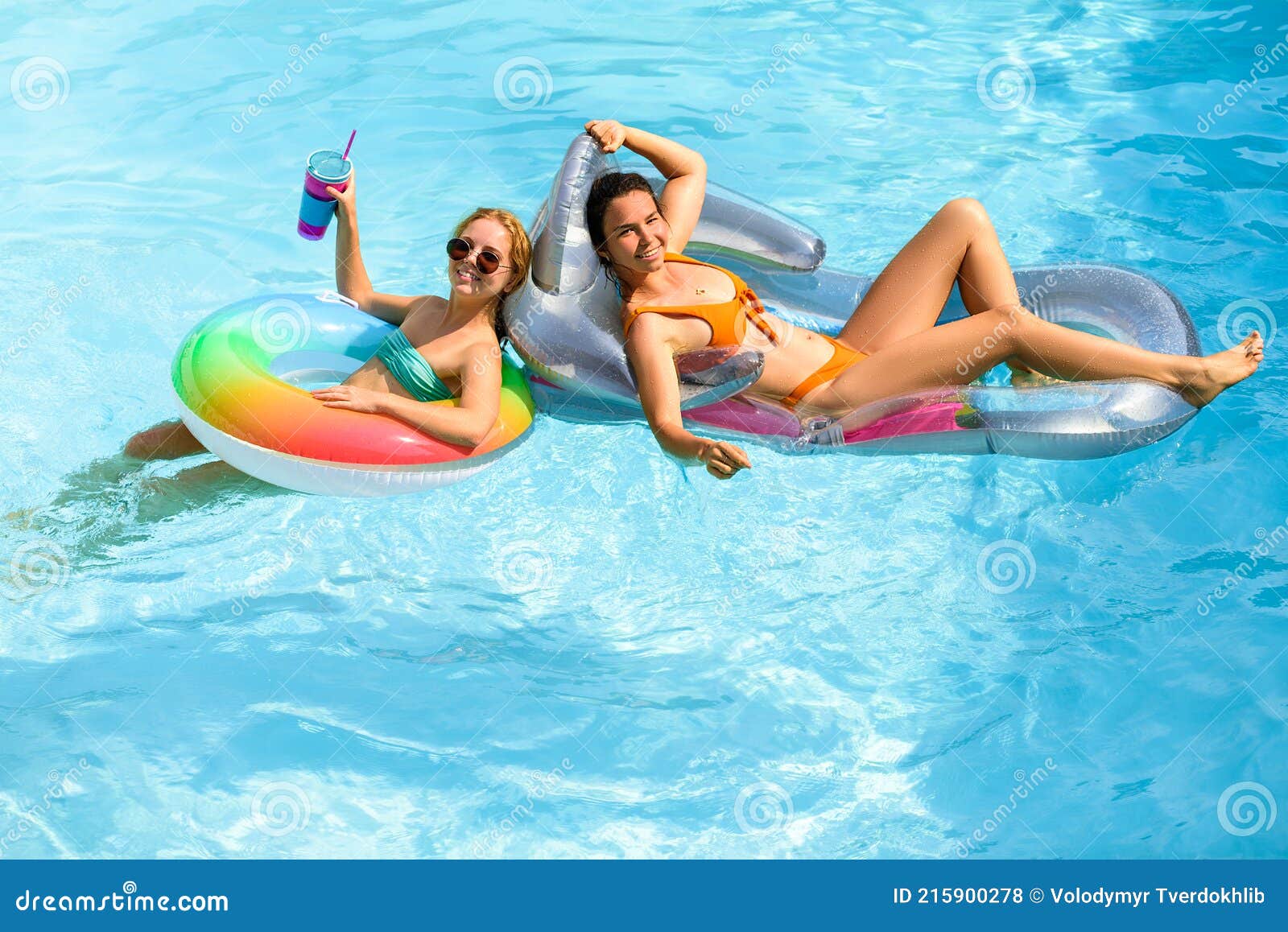 Fille Près D'une Piscine. Femme En Maillot De Bain élégant. Dame En  Vacances D'été