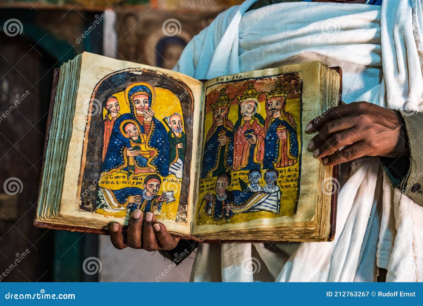 Éthiopie Yeha Le 10 Février 2020 : Un Prêtre Orthodoxe Affiche Une Sainte Bible Peinte Dans Le 