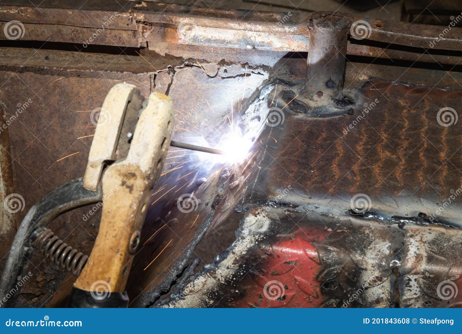 Étincelles Et Fumée De Soudure De Garde-boue De Voiture De Soudeur