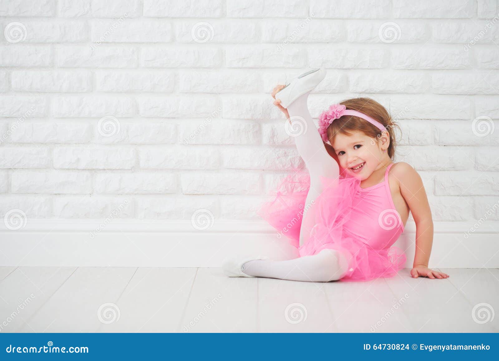 Étirage De Ballerine De Ballet De Danseuse De Petite Fille Photo stock -  Image du femelle, verticale: 64730824