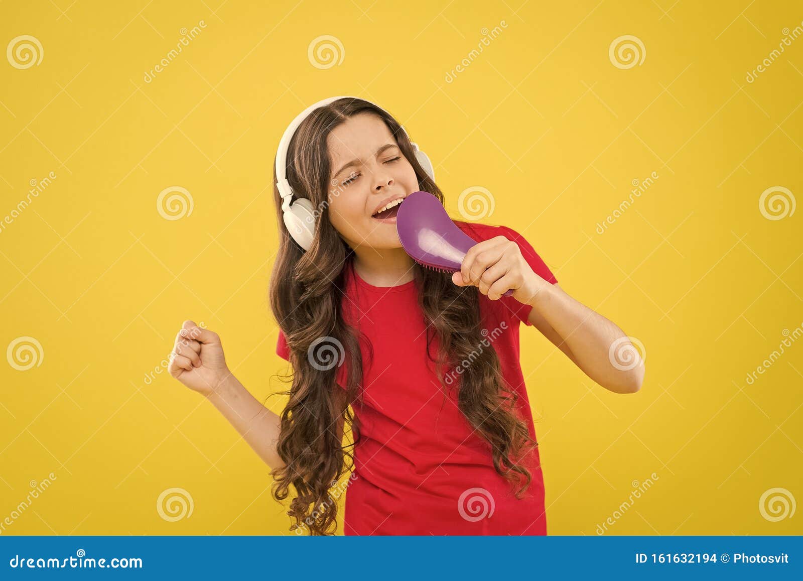 Étoile Karaoké Petite Fille Adorable Faisant Semblant De Chanter Un Karaoké  Sur Fond Jaune Adorable Enfant Chantant Au Karaoké Photo stock - Image du  exécutez, microphone: 161632194