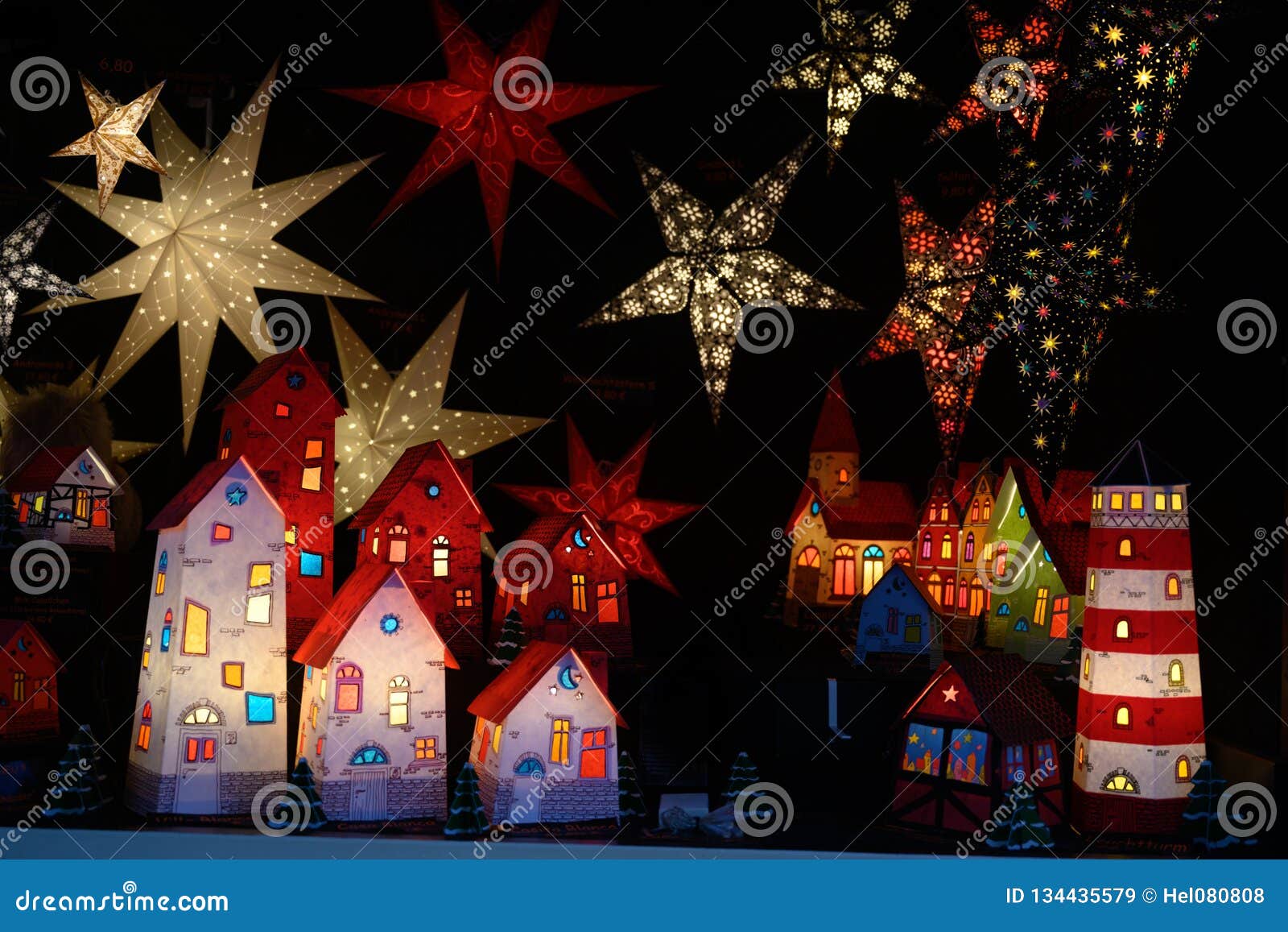 étoiles Lumineuses Et Maisons De Papier Sur La Foire De Noël