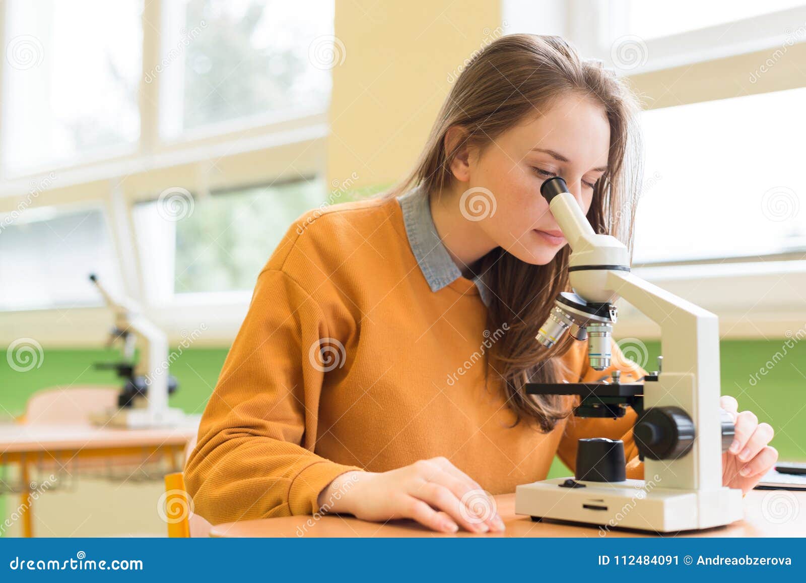 Le microscope d'étudiant en biologie