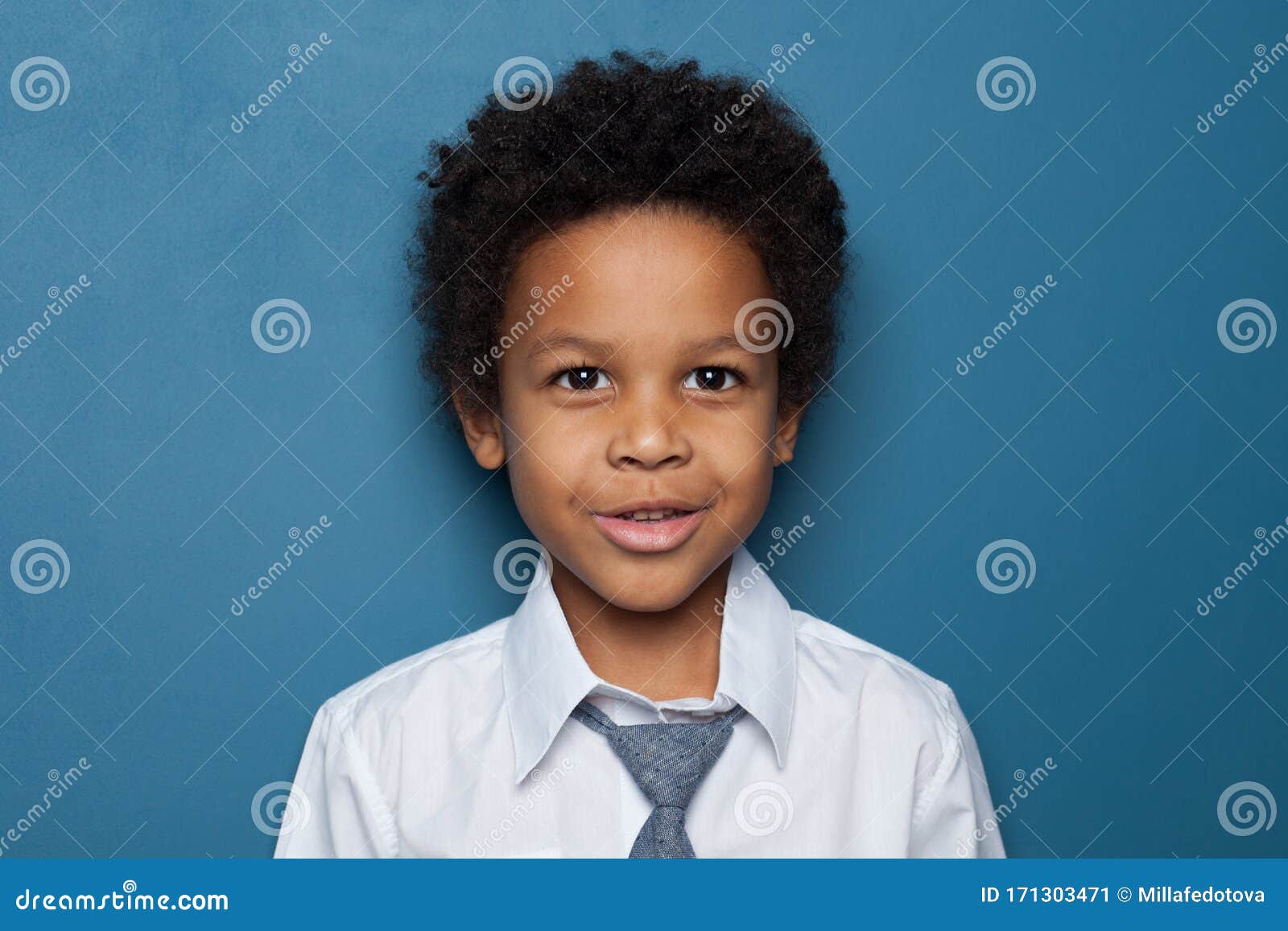 Étudiant Curieux Mignon D'écolier D'enfant Afro-américaine 6 Ans Sur Le  Bleu Backgroung. Portrait Noir De Garçon D'enfant Image stock - Image du  fond, mignon: 171303471