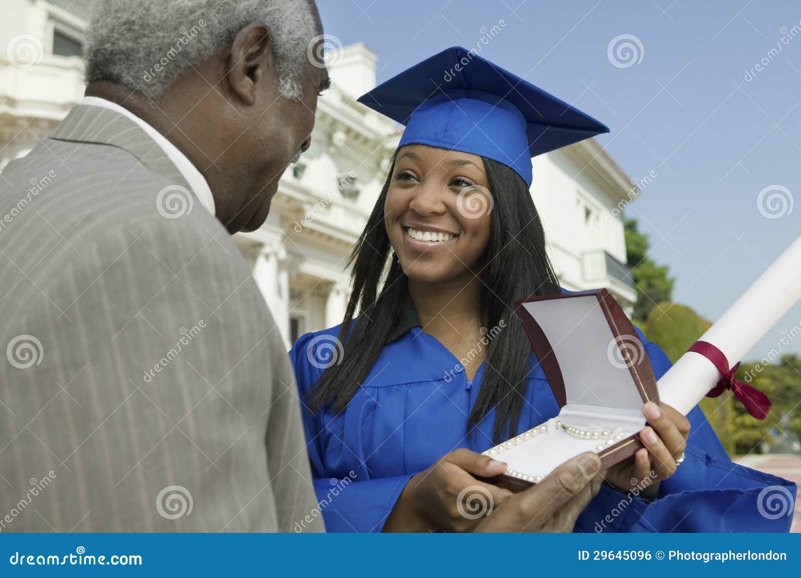 Étudiant De Troisième Cycle Recevant Le Cadeau Du Père Photo stock - Image  du africain, robe: 29645096