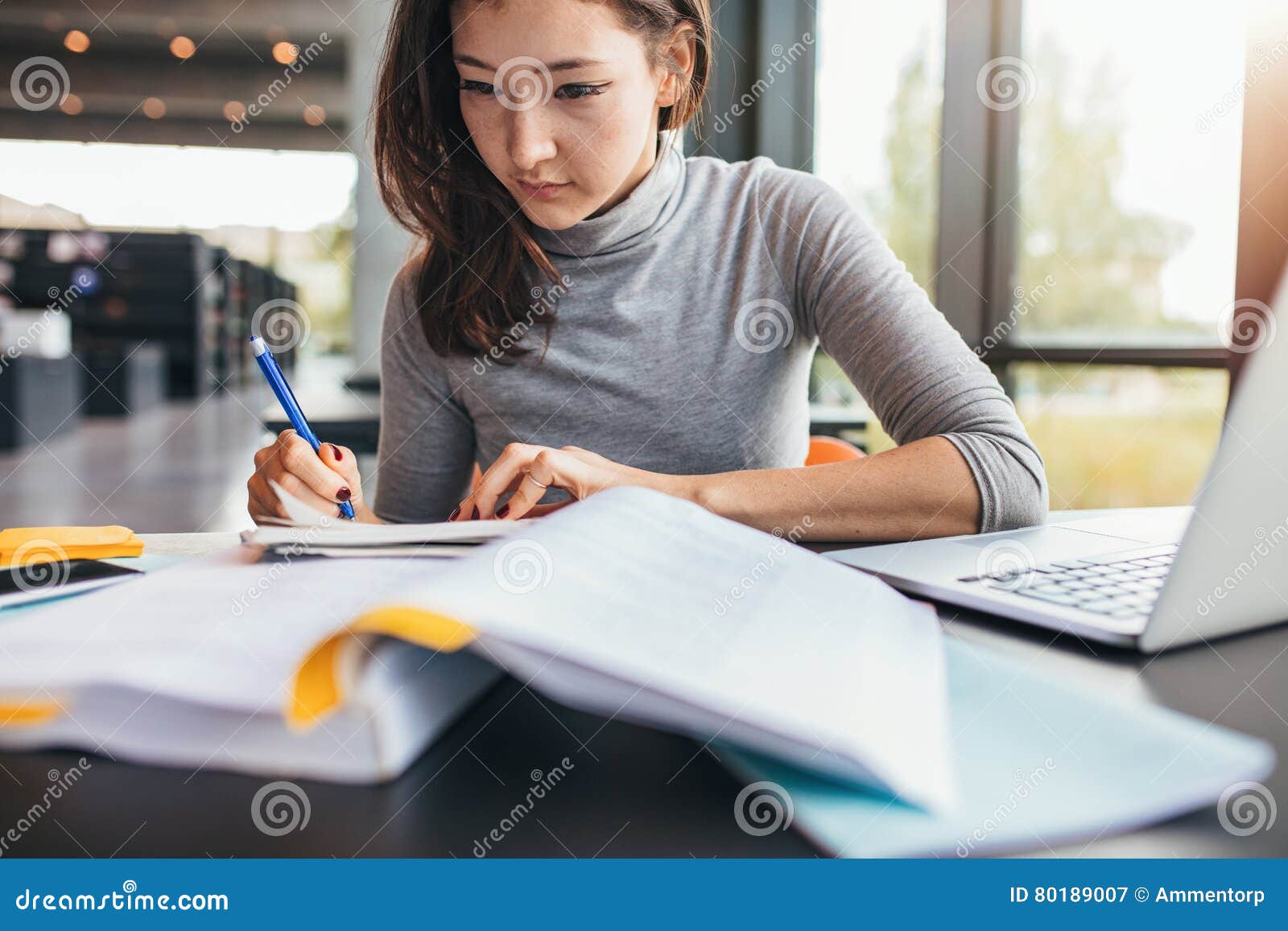 Étudiant Prenant Des Notes De Manuel Image stock - Image du école