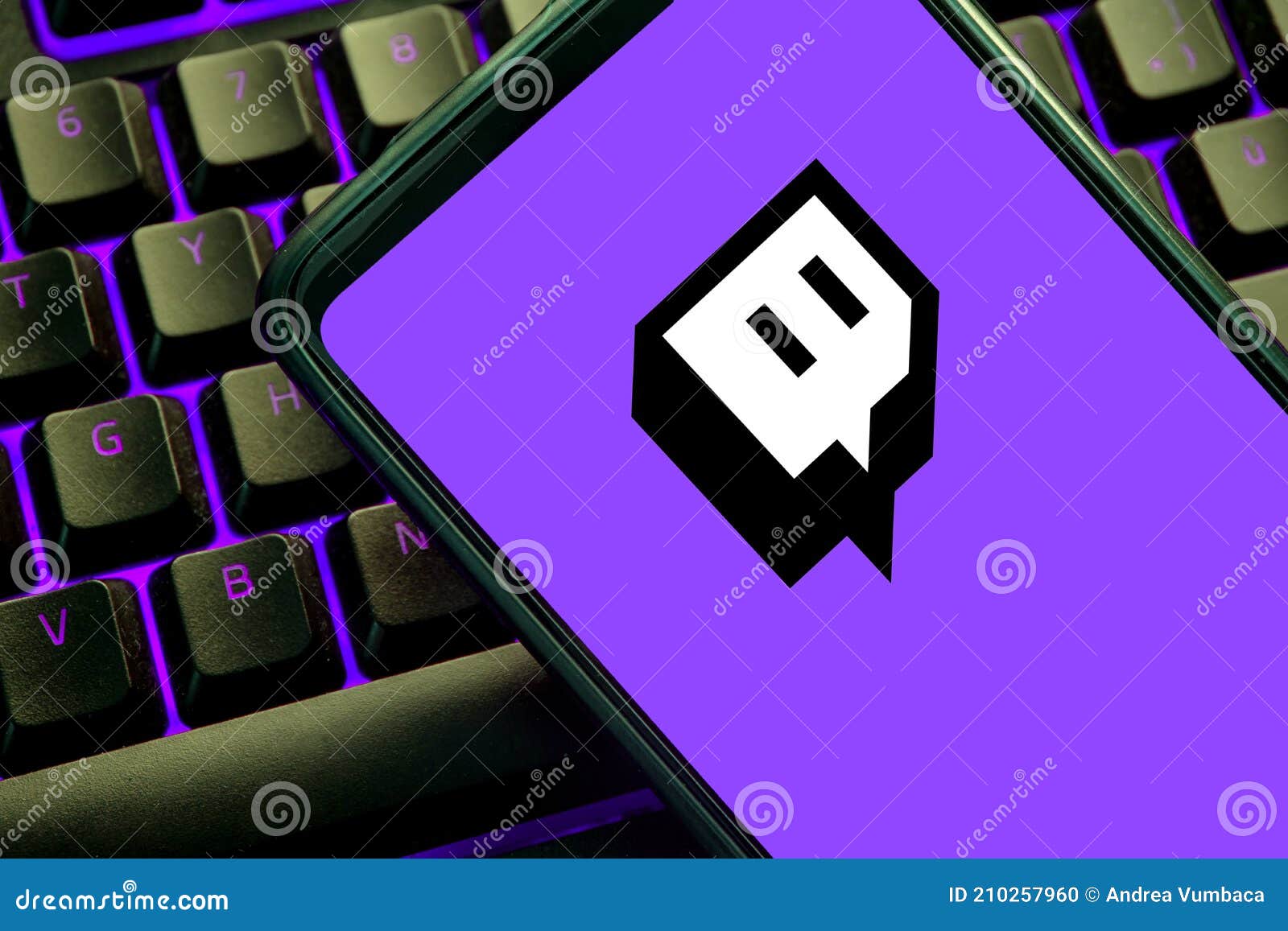 Teclado Do Jogo Com O Roxo Conduzido Foto de Stock - Imagem de