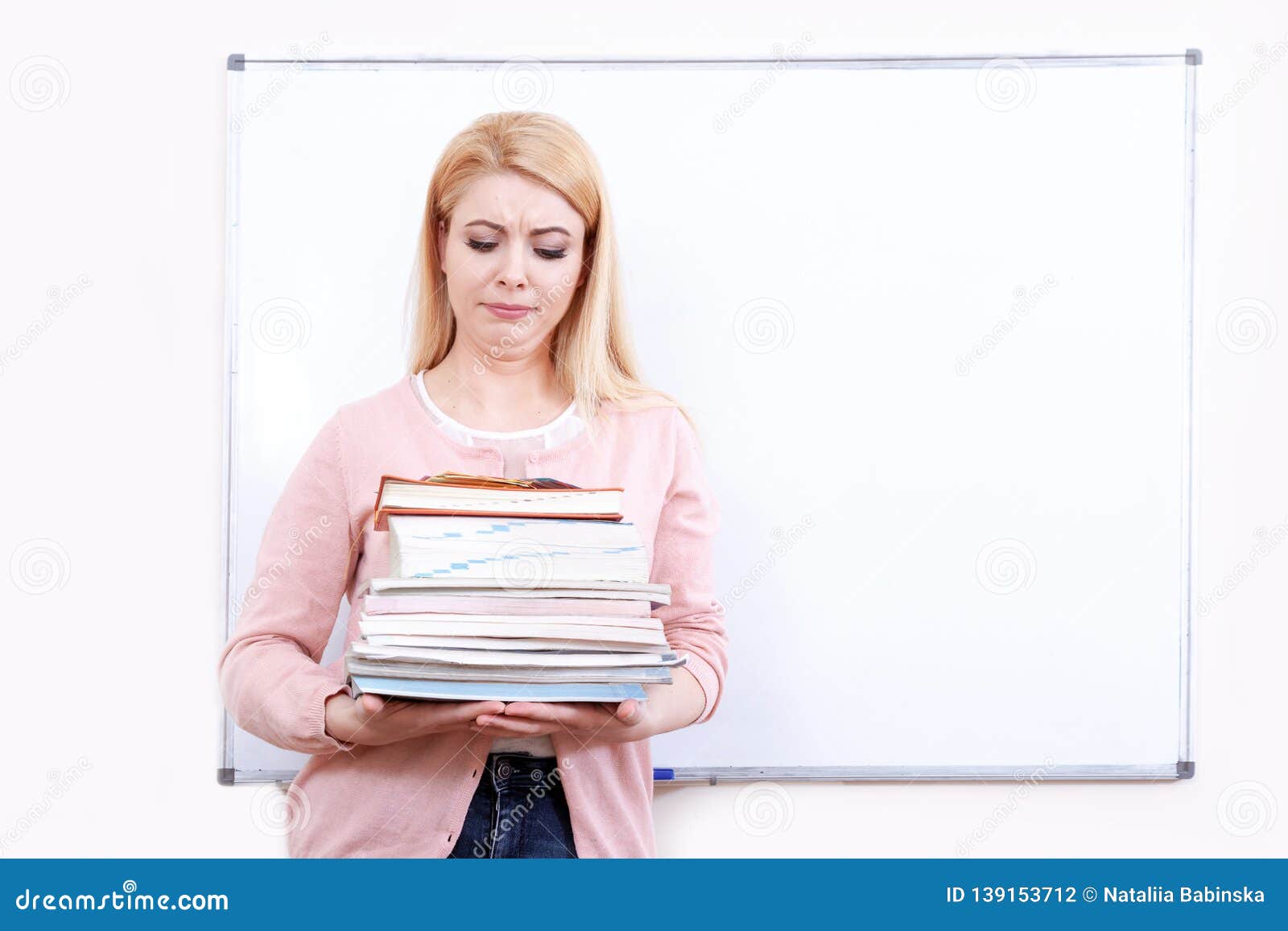 Читать рассказ училка. Портрет учителя с книгой. Учитель держит себя в руках. Учитель держит в руках книгу. Фото учителя с тетрадями за столом грустная.