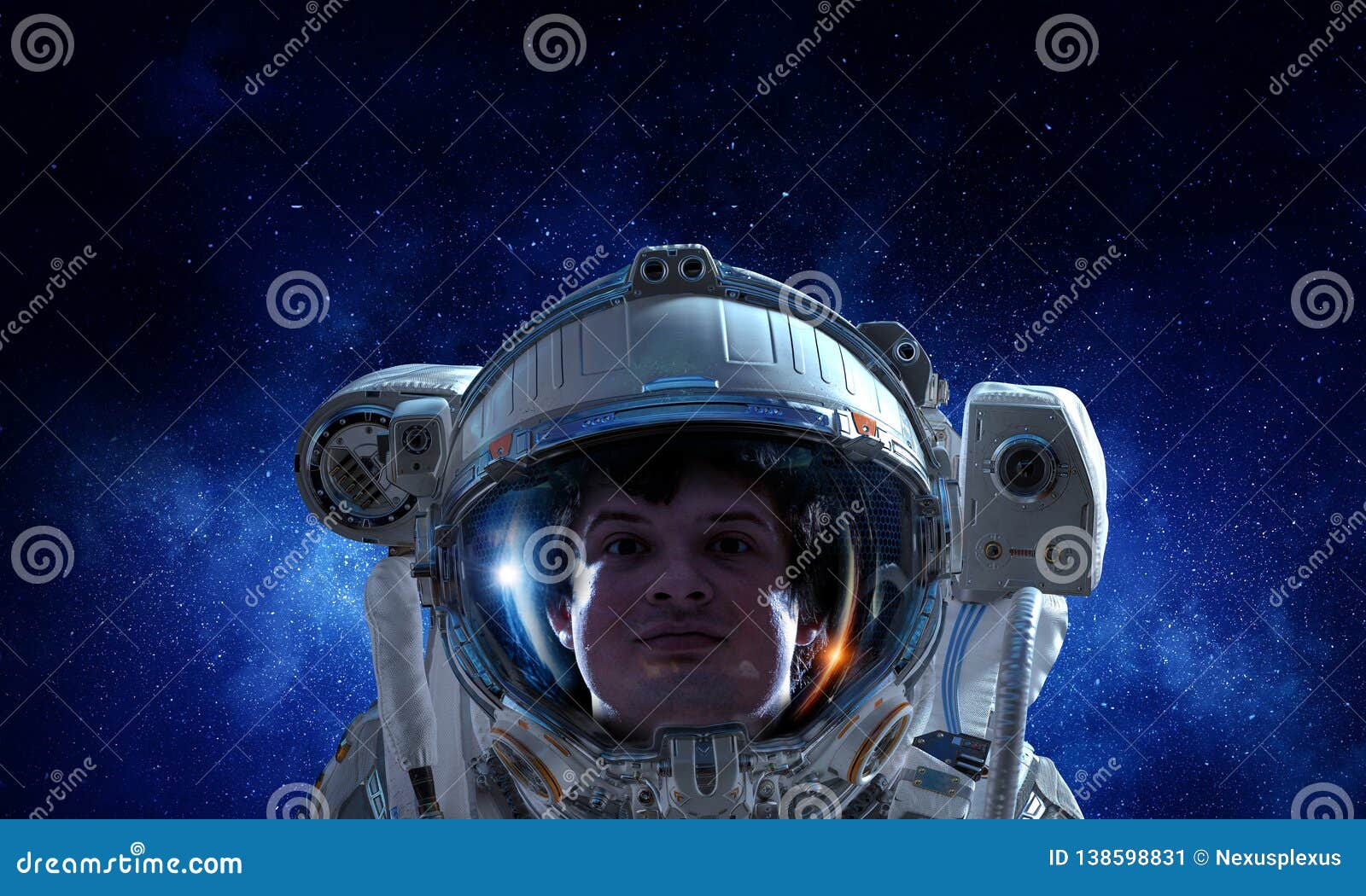 Space worn. Пионер космонавт. Космонавт за стеклом. Космонавт фотошоп вставить.