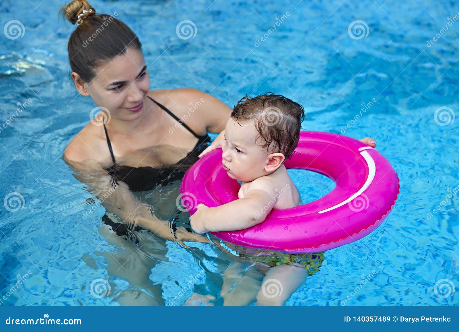 Мама я плыву москва. Мальчик в бассейне с мамой. Накупались в бассейне мама с дочей. Девочка и мама бассейн. Мама плавает в бассейне.