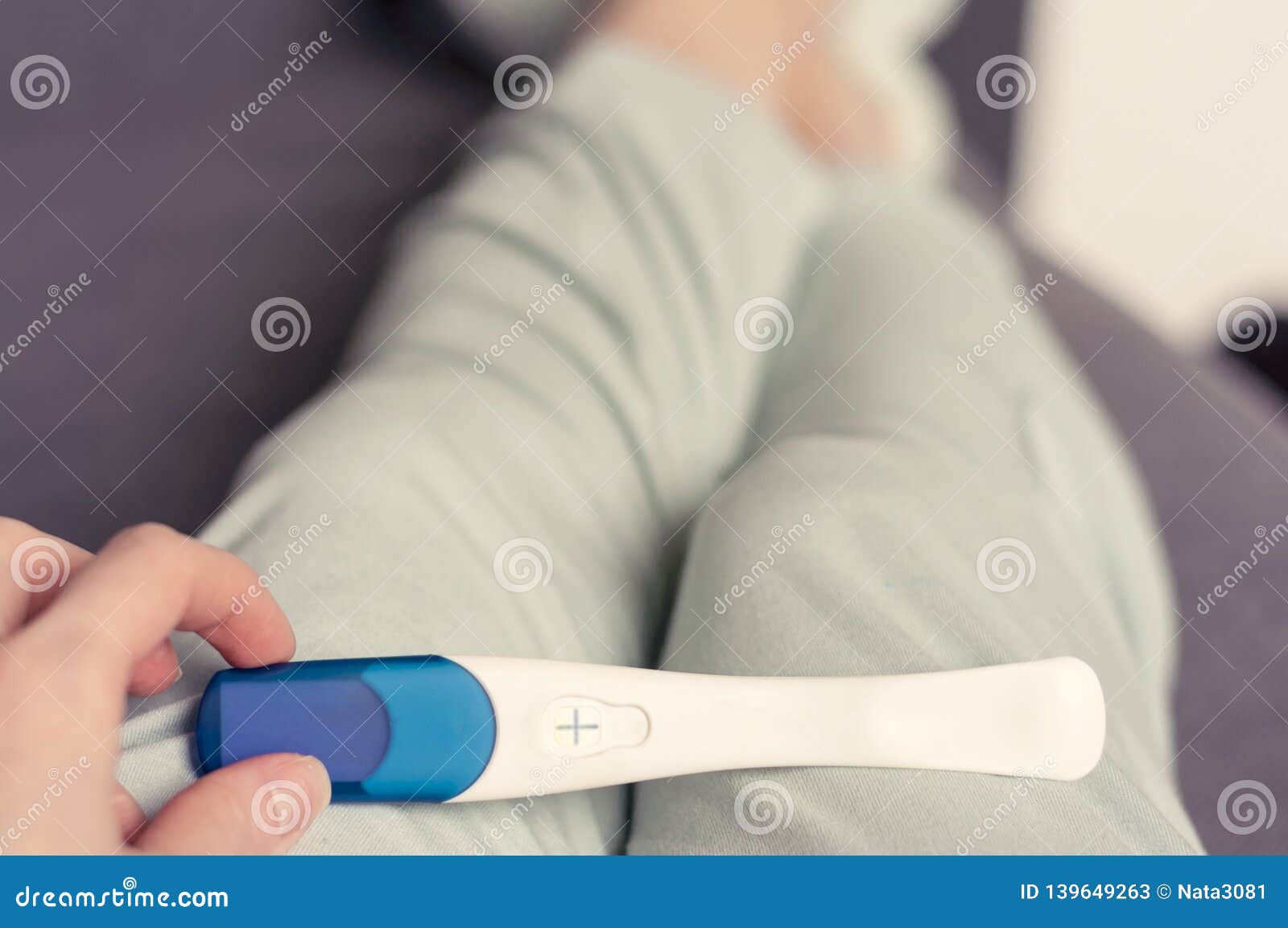 Тест на беременность в руках у девушки. Тест на беременность Life. Тест на беременность в руке девушки. Девушка держит тест на беременность. Девушка с тестом на беременность в руках.