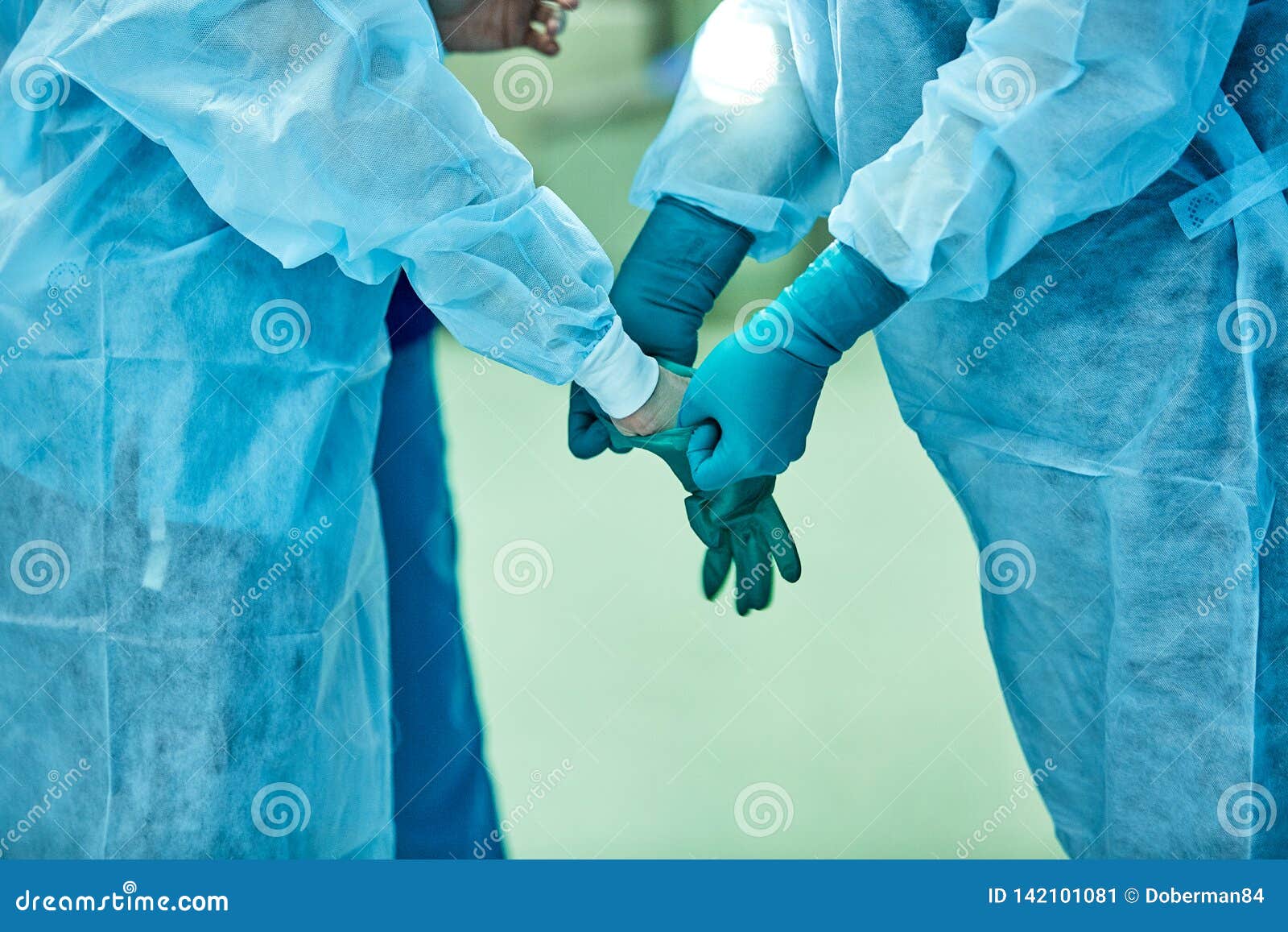 Подготовка рук к операции. Надевание стерильных перчаток на хирурга. Перчатки в операционной. Одевание перчаток хирургу. Стерильные перчатки для хирурга.