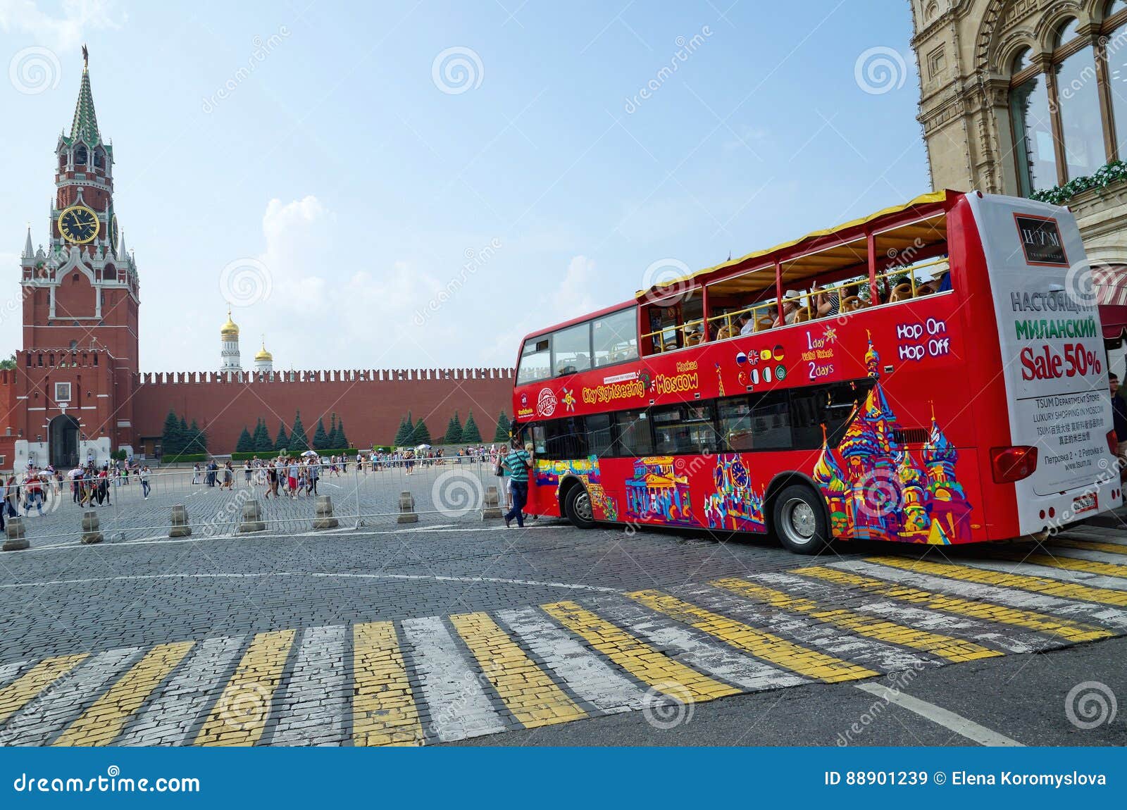 Автобусная экскурсия красная площадь. Экскурсионный автобус по Москве. Экскурсионный красный автобус по Москве. Красный автобус Москва. Экскурсионный автобус на красной площади.