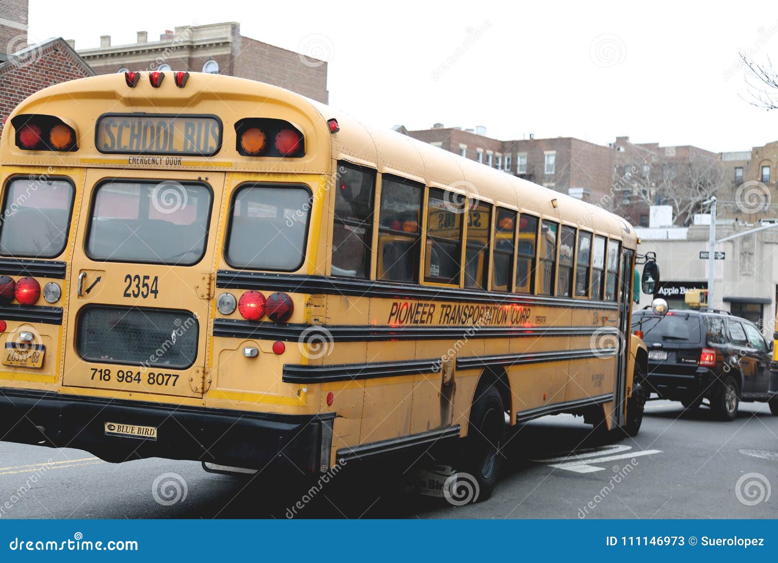 Transporte Educacional Das Crianças Do ônibus Escolar Que Senta-se No  Estacionamento Na Noite Na Rua De New York City Imagem de Stock - Imagem de  sinal, ninguém: 71387835