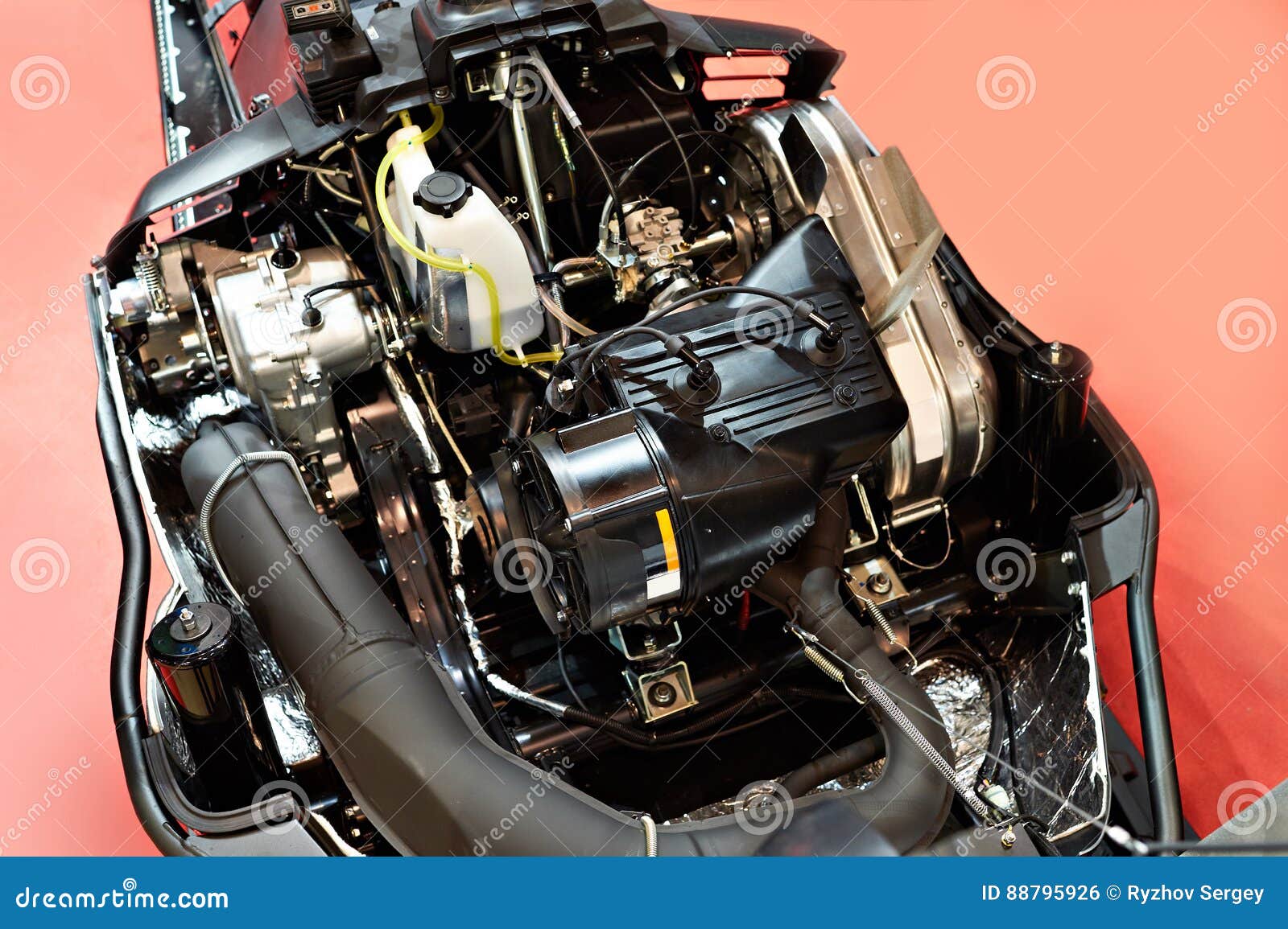 https://thumbs.dreamstime.com/z/%C3%B6ffnen-sie-schneemobil-fahrung-motor-88795926.jpg