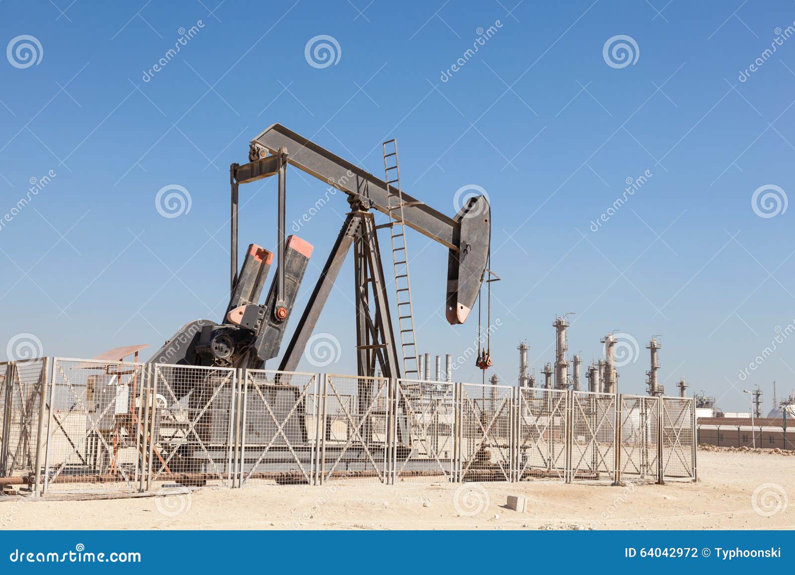 Öl-Pumpe in der Wüste stockfoto. Bild von erdöl, maschinerie - 64042972