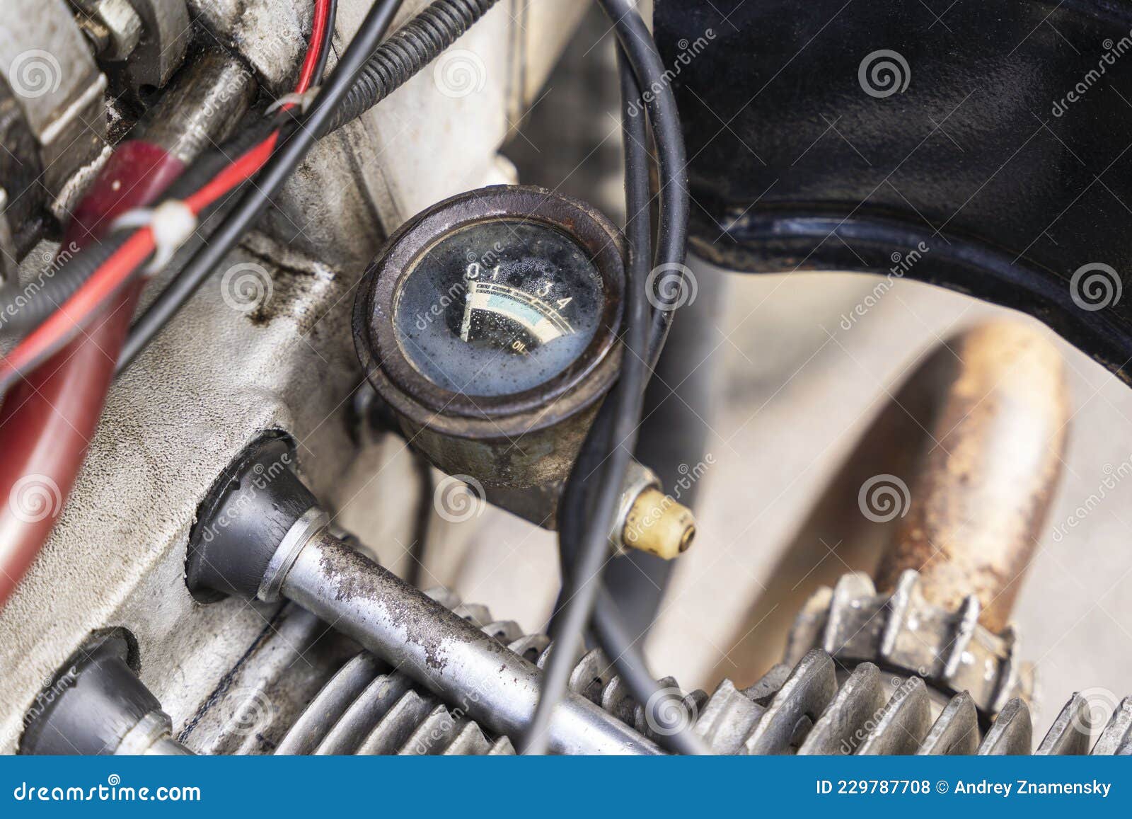 https://thumbs.dreamstime.com/z/%C3%B6ldruckmessger%C3%A4t-des-gegens%C3%A4tzlichen-vergasermotors-eines-alten-motorrads-und-motorradstillstands-229787708.jpg