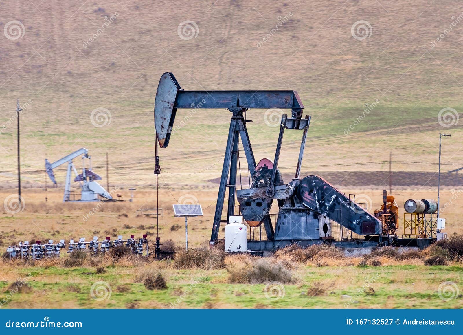 Ölpumpe Auf Dem Erdölfeld Kern County, Bakersfield, Kalifornien Stockbild -  Bild von benzin, schmieröl: 167132527
