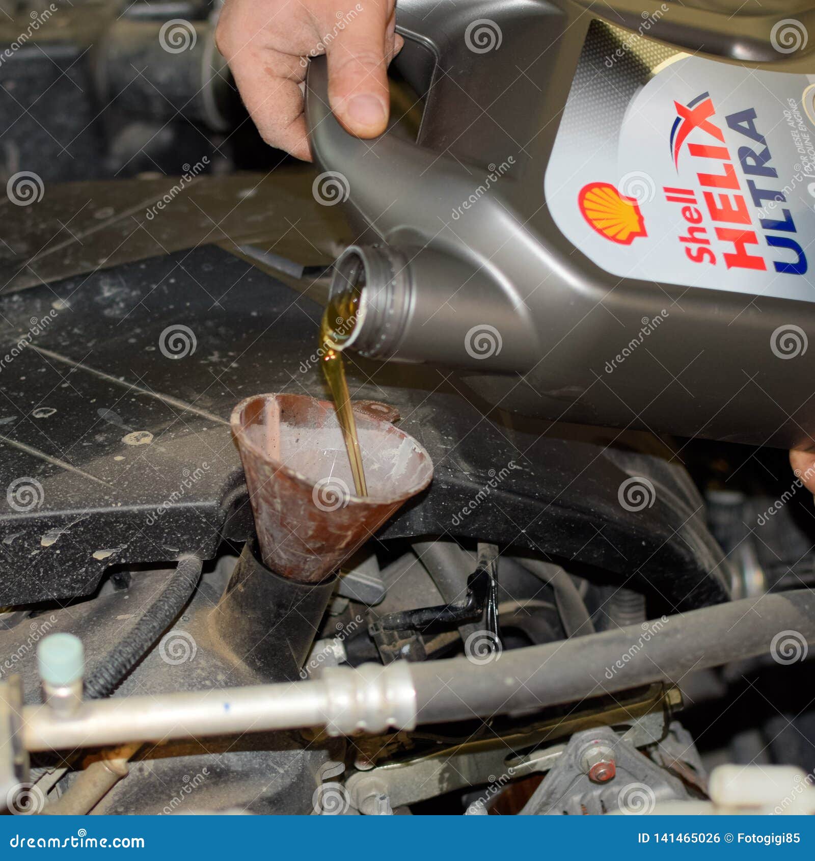 Ölwechsel in Der Maschine Des Autos Füllen Des Öls Durch Den