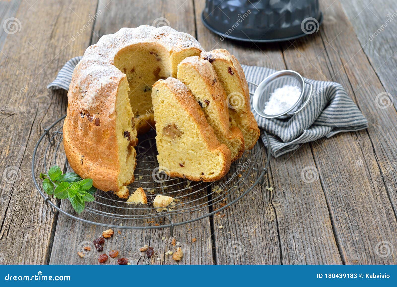 österreichischer Hefegugelhupf Stockbild - Bild von verziert, mandel ...