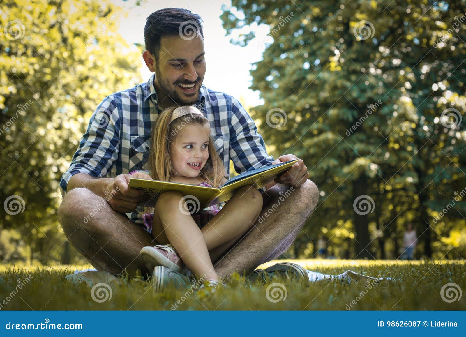 Father sit. Отец одиночный. Девочка сидит на папе. Sitting on lap daughter. Father sit daughter.