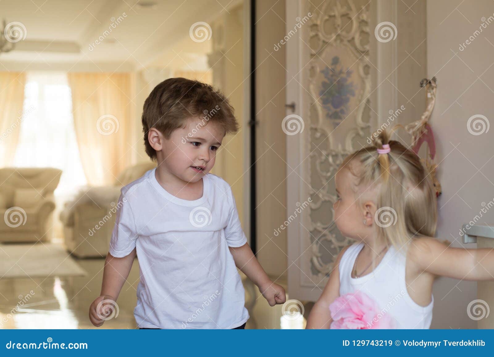 Überraschender Haarschönheitssalon Kleine Kinder Mit Stilvollen Frisuren  Kleiner Junge Und Mädchen Mit Dem Blonden Haar Bruder Un Stockbild - Bild  von nett, modern: 129743219