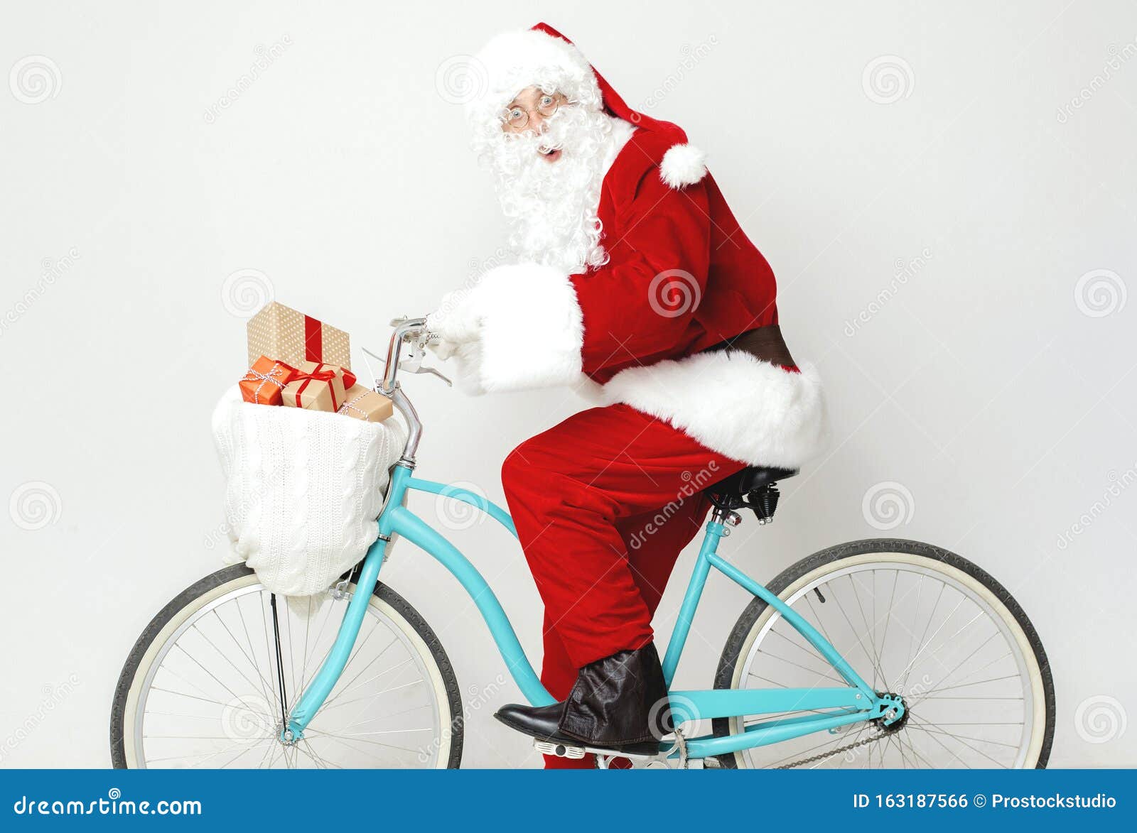 Weihnachtsmann Auf Fahrrad Fotos Kostenlose Und Royalty Free Stock Fotos Von Dreamstime
