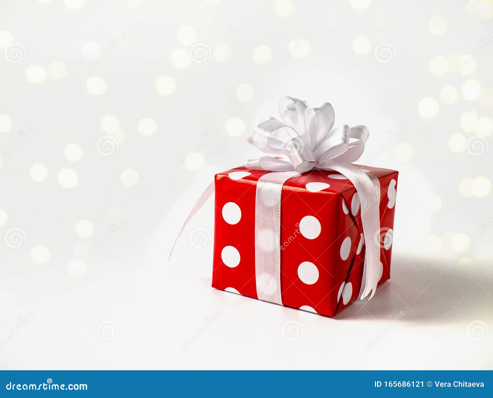 Uberraschungsgeschenk Fur Das Neue Jahr Weihnachten Geburtstag Geliebt Rotpolka Dotbox Mit Grossem Bogen Auf Weissem Hintergrund Stockbild Bild Von Fur Glucklich 165686121