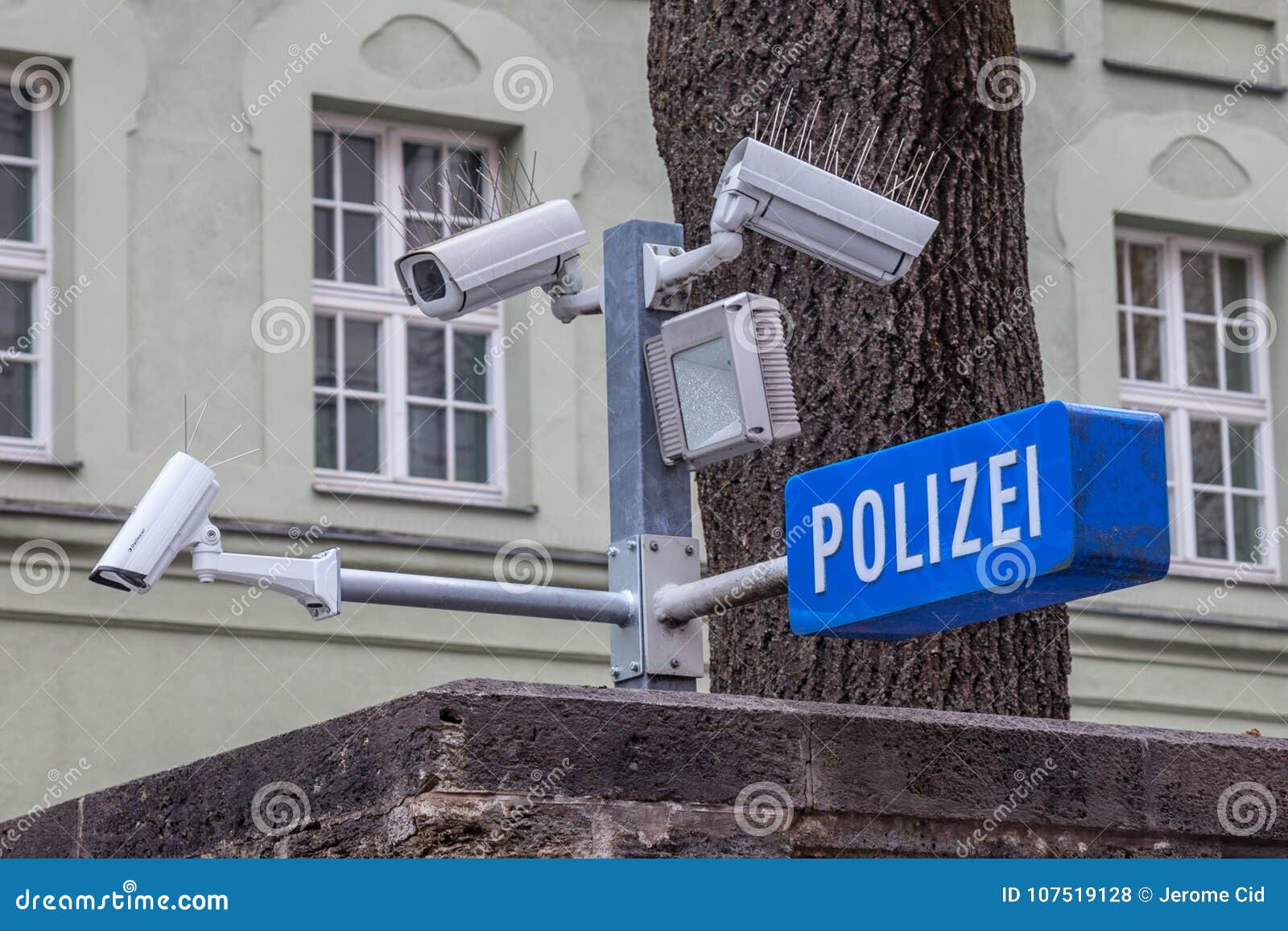 Uberwachungskameras Auf Anzeige Nahe Bei Einem Polizeirevier Mit Einer Polizei Unterzeichnen Herein Deutsches Polizei In Der Bay Stockfoto Bild Von Uberwachungskameras Nahe
