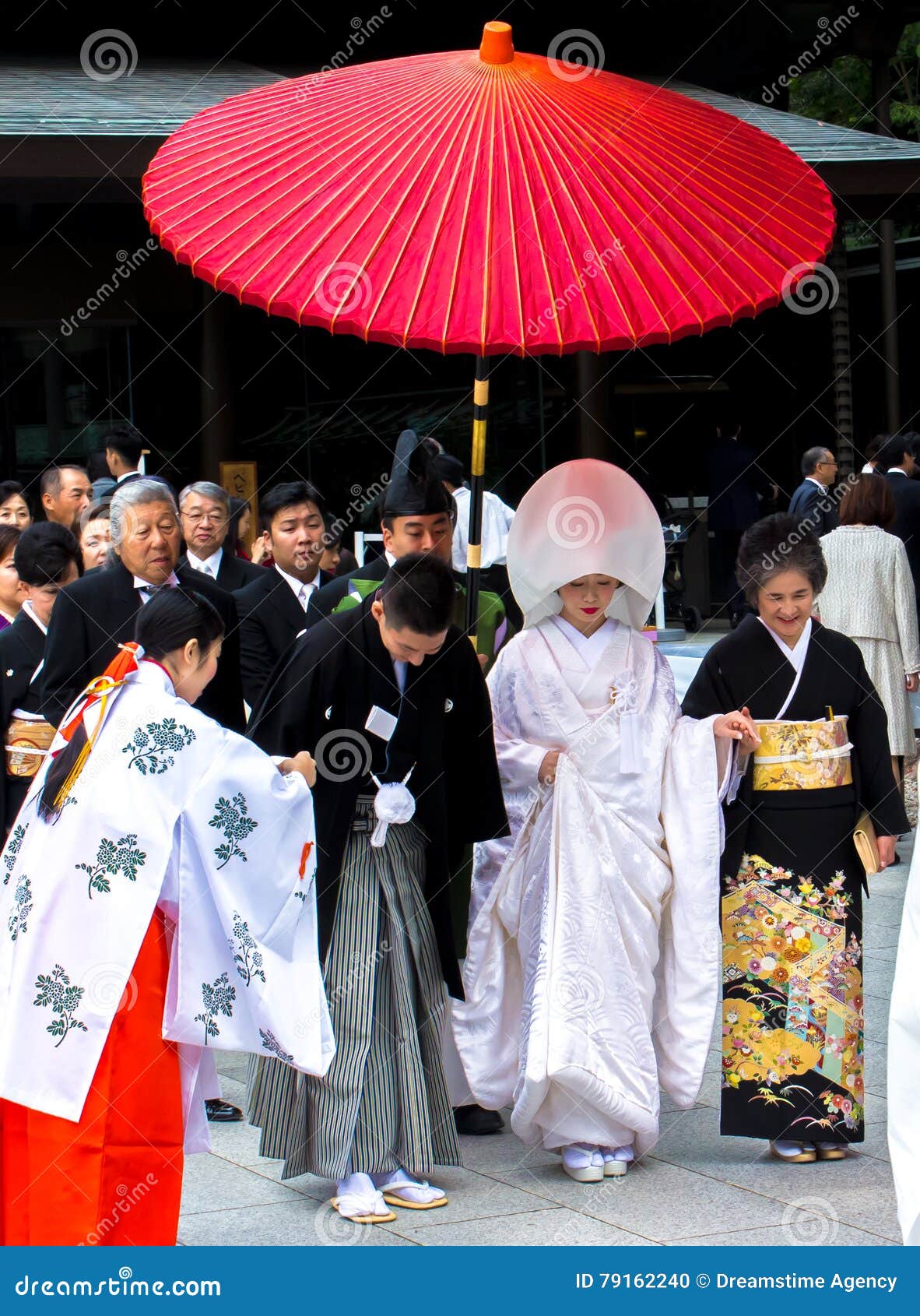 Swietowanie Slub Z Tradycyjnymi Kostiumami W Japonia Obraz Editorial Obraz Zlozonej Z Oriental Rodzina 79162240