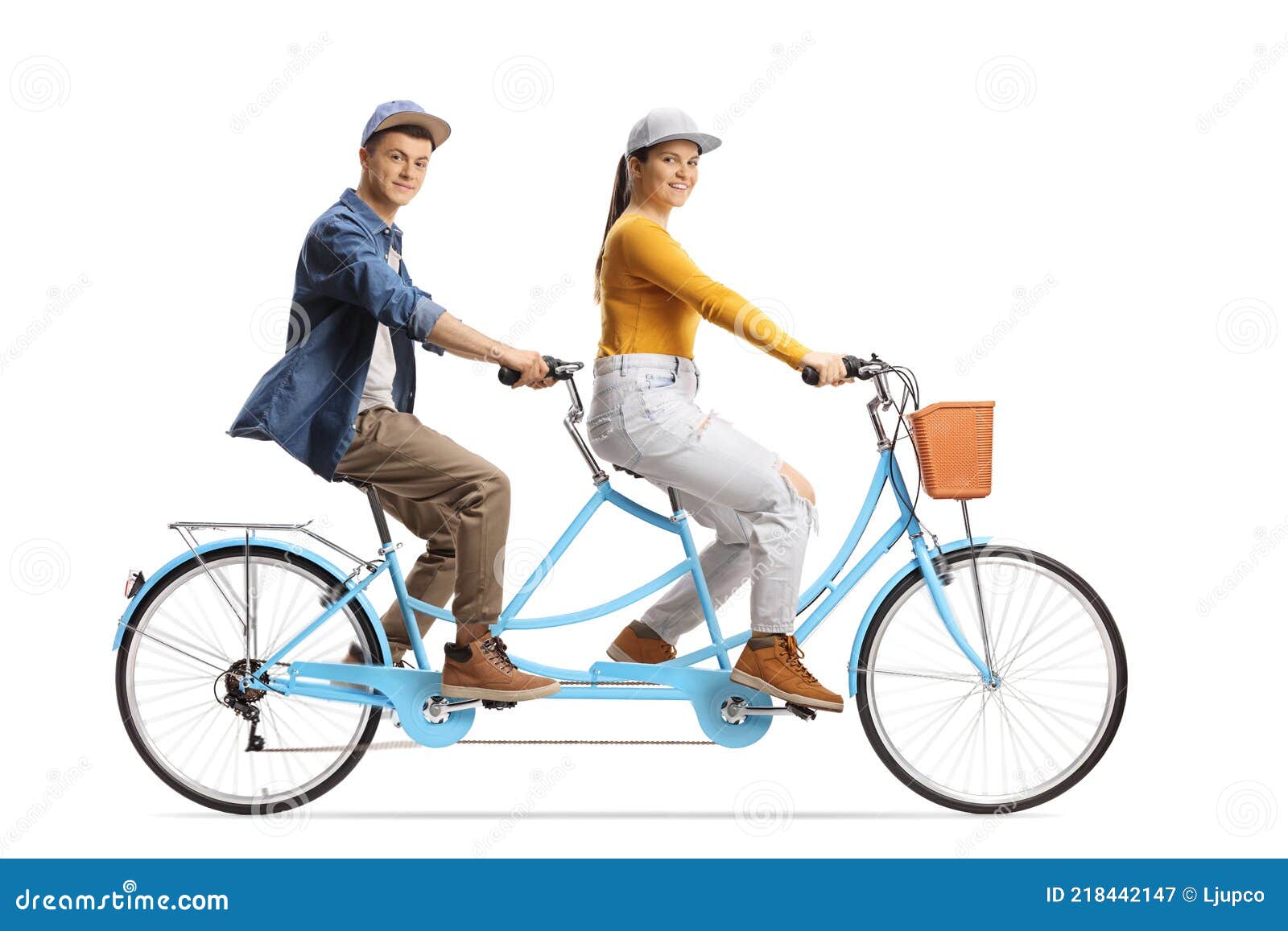 άντρας και κορίτσι που οδηγούν ένα διπλό ποδήλατο και κοιτάζουν την κάμερα  Στοκ Εικόνα - εικόνα από lifestyle, bicuspids: 218442147