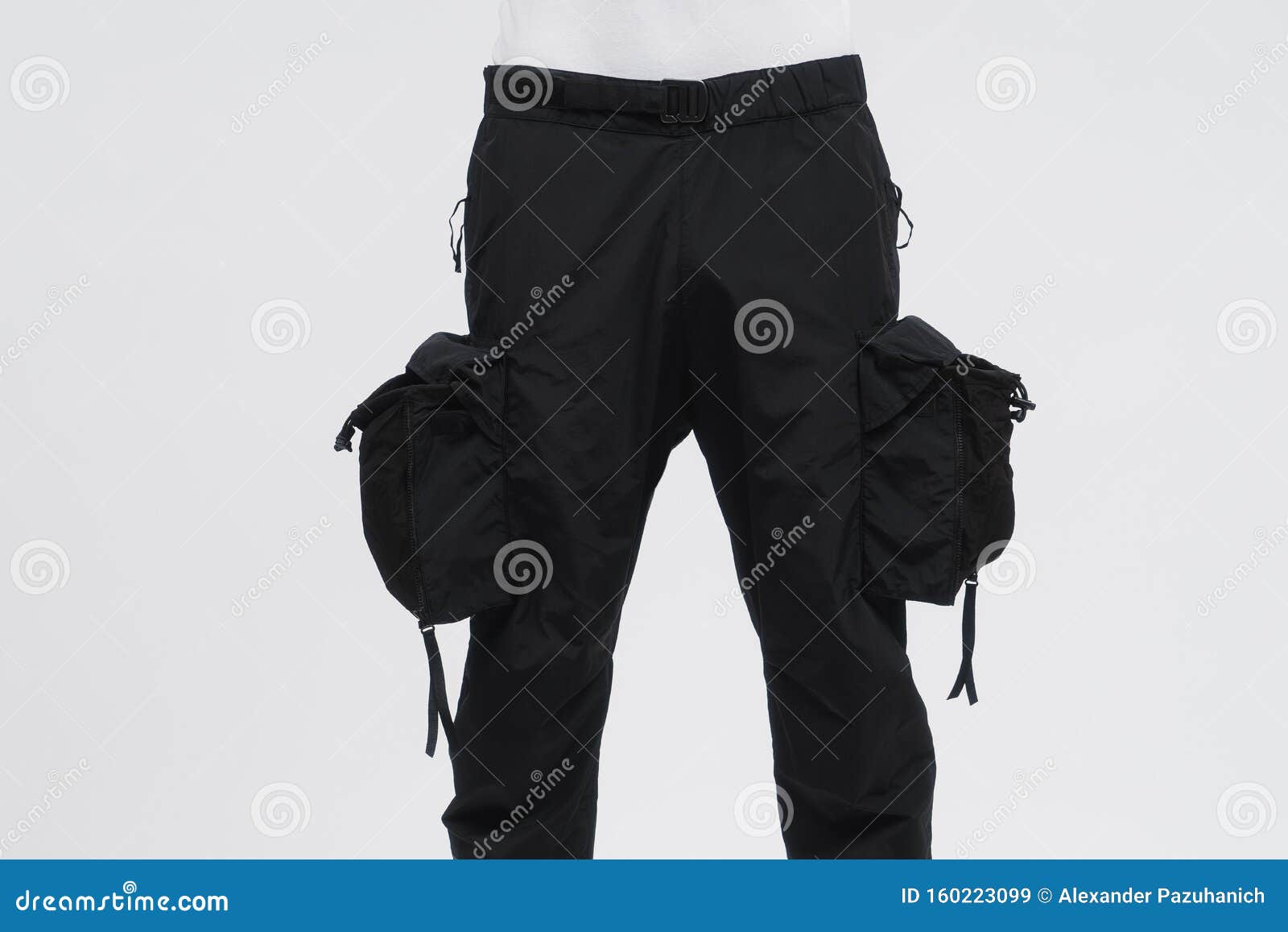 Άντρας με μαύρα παντελόνια με τεράστιες τσέπες στα πλάγια Στοκ Εικόνα -  εικόνα από bodybuilders: 160223099