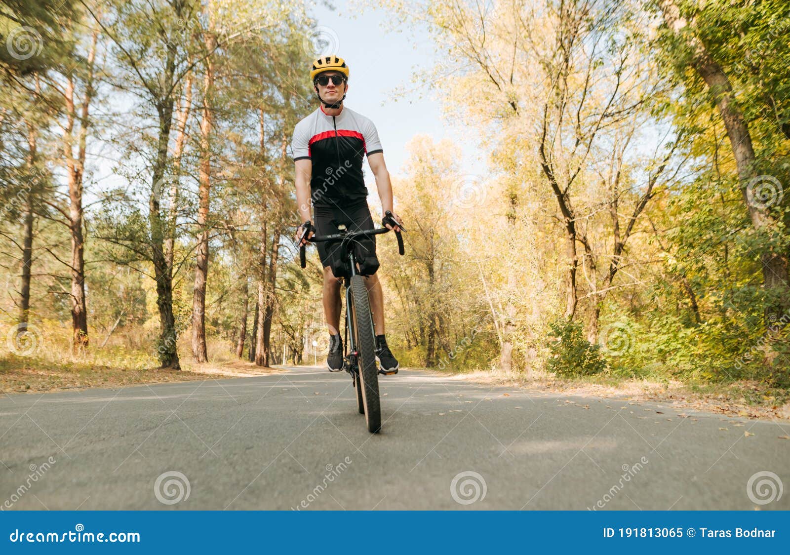 άντρας με στολή ποδηλάτου κάνει ποδήλατο σε ποδηλατοδρόμο. επαγγελματίες  ποδηλάτες ποδηλατοδρόμοι εκτός πόλης. ποδηλατοδρόμος Στοκ Εικόνα - εικόνα  από bicuspids: 191813065