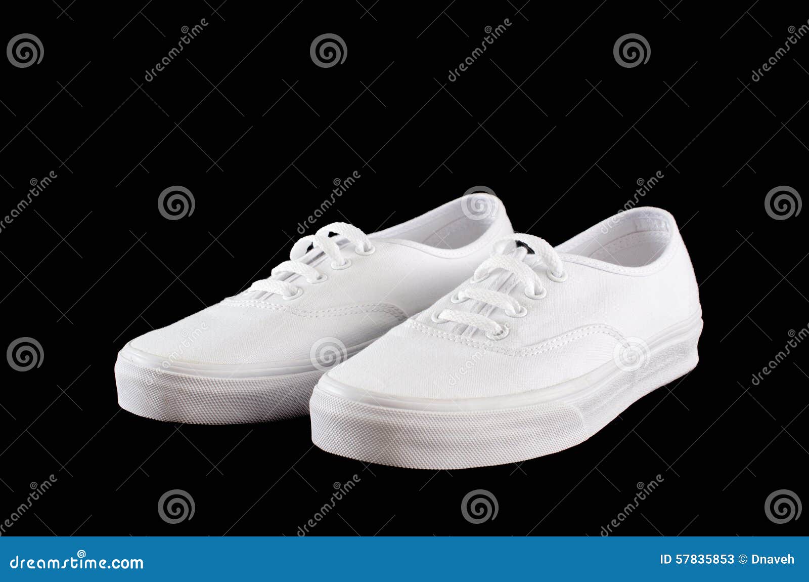 Άσπρα πάνινα παπούτσια καμβά που απομονώνονται στο Μαύρο Στοκ Εικόνα -  εικόνα από lifestyle, hipster: 57835853