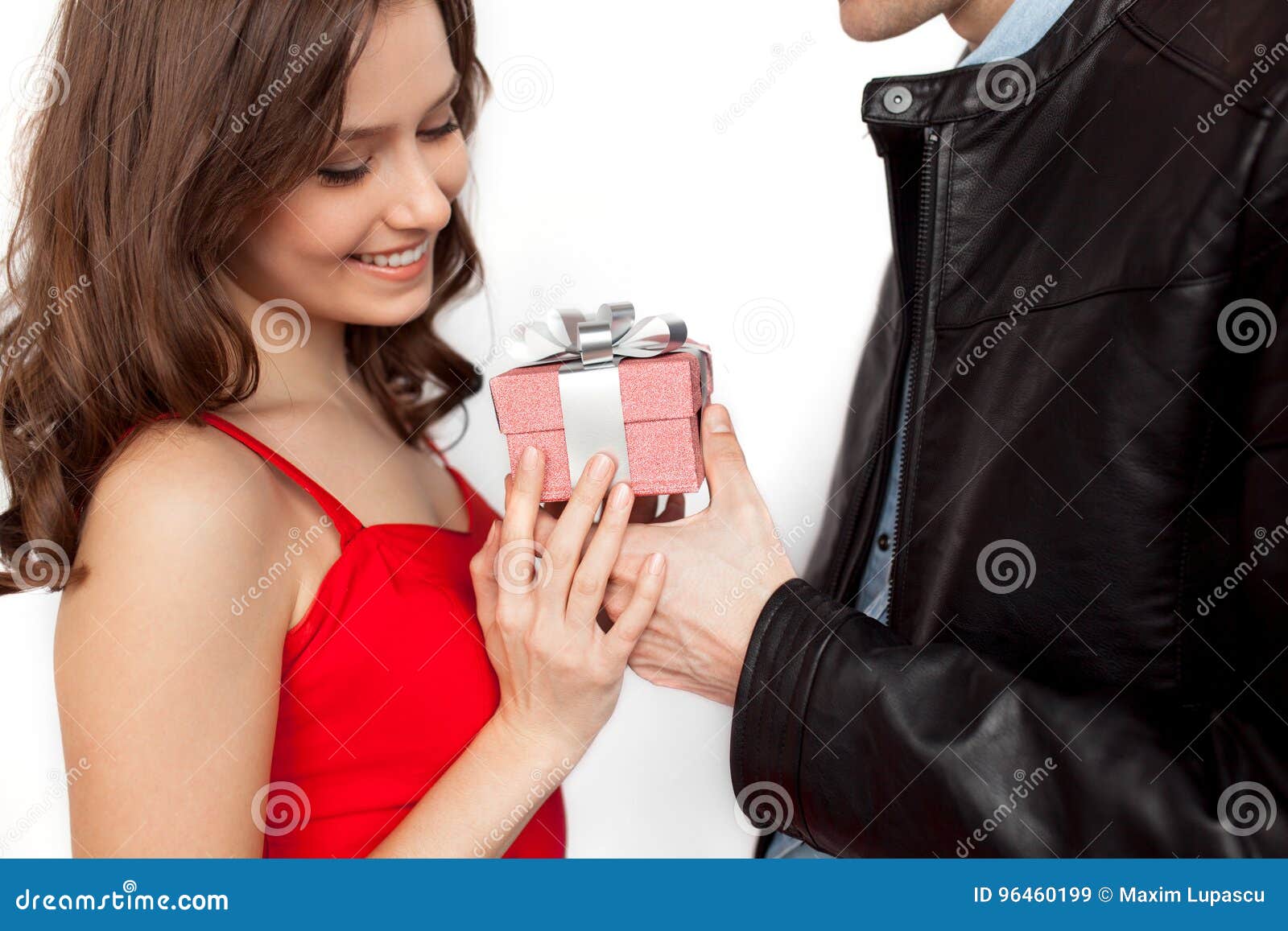 Подарок вибратор. Девушке дарят смартфон. Man giving present to girl Side view.