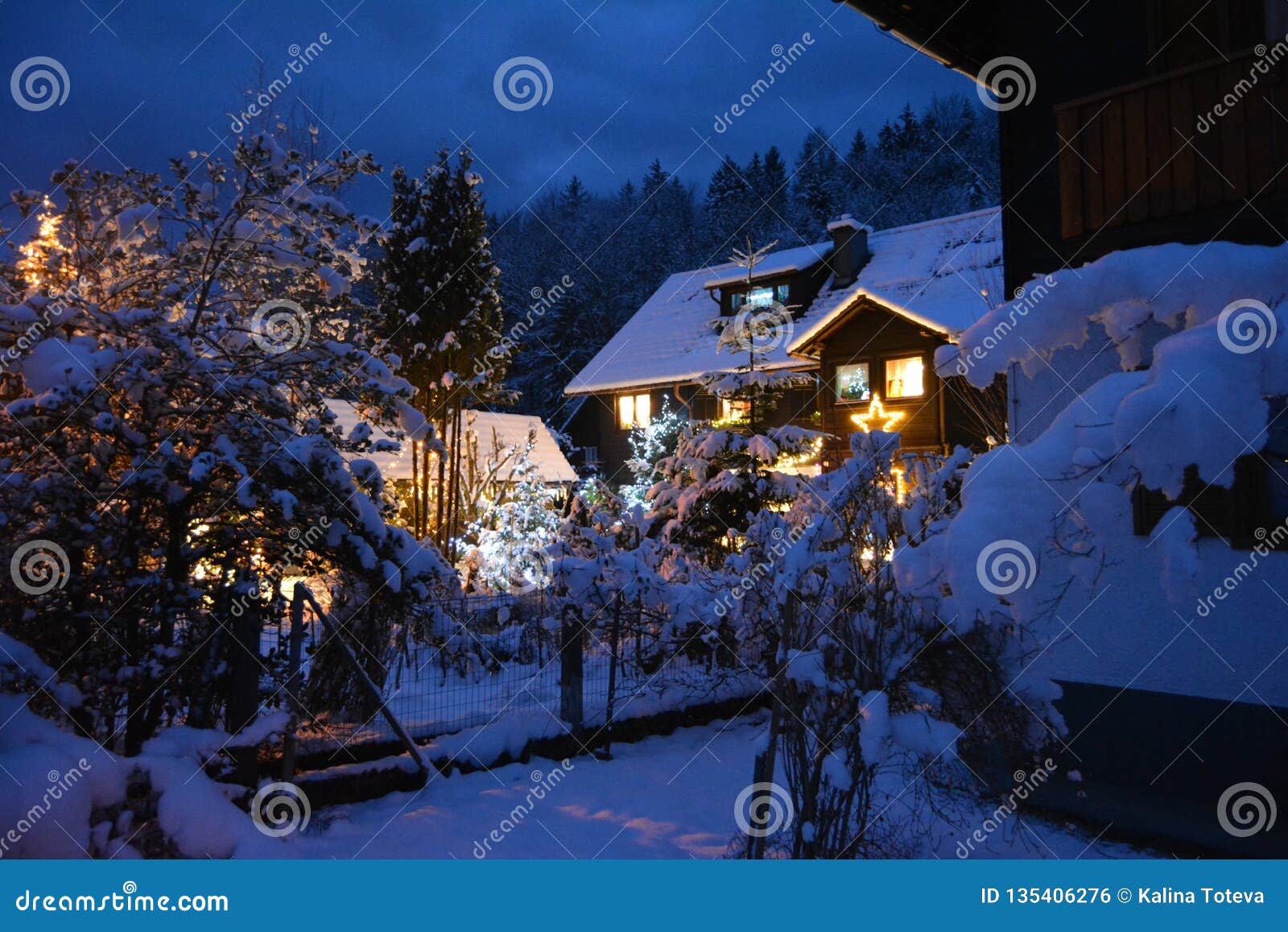 Ena Mikro Spiti Sto Xioni Poy Kalyptetai Me Ta Fw Ta Xristoygennwn Stok Eikones Eikona Apo Hallstatt Australites 135406276
