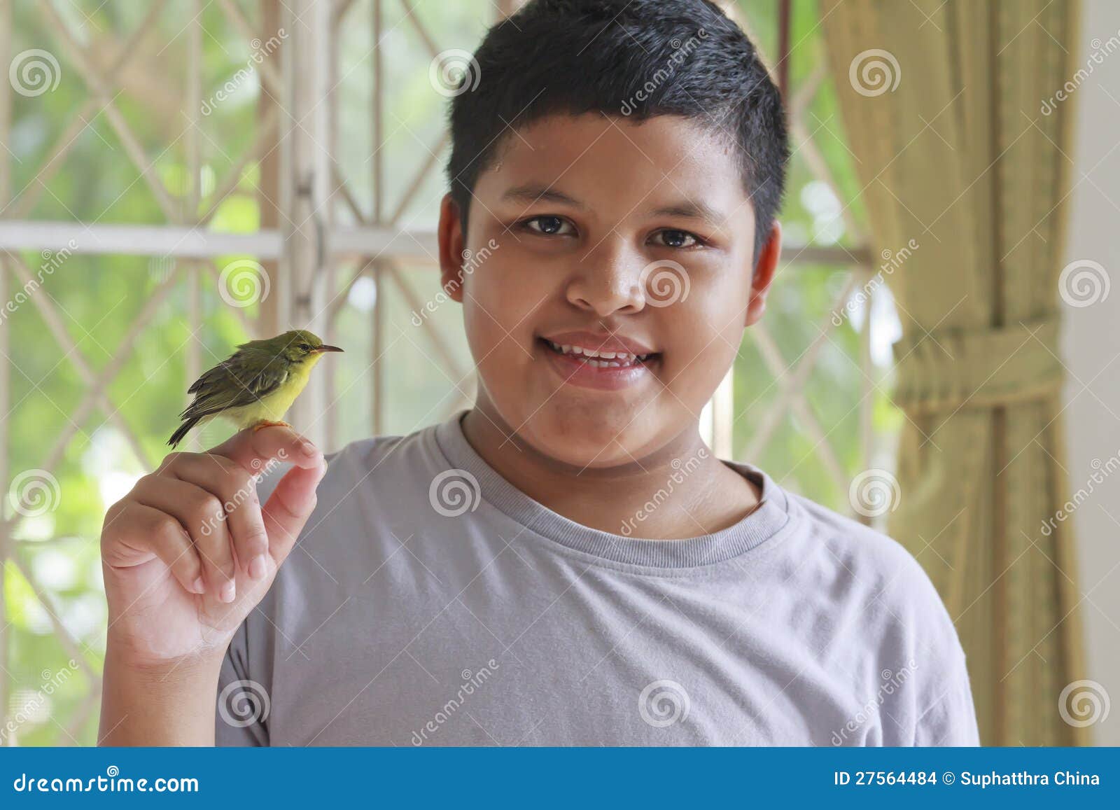 Мальчик и птица сколько. Птица сидит на пальце. Мальчик и птичка. Мальчик держит птицу. Фото мальчик и птичка.