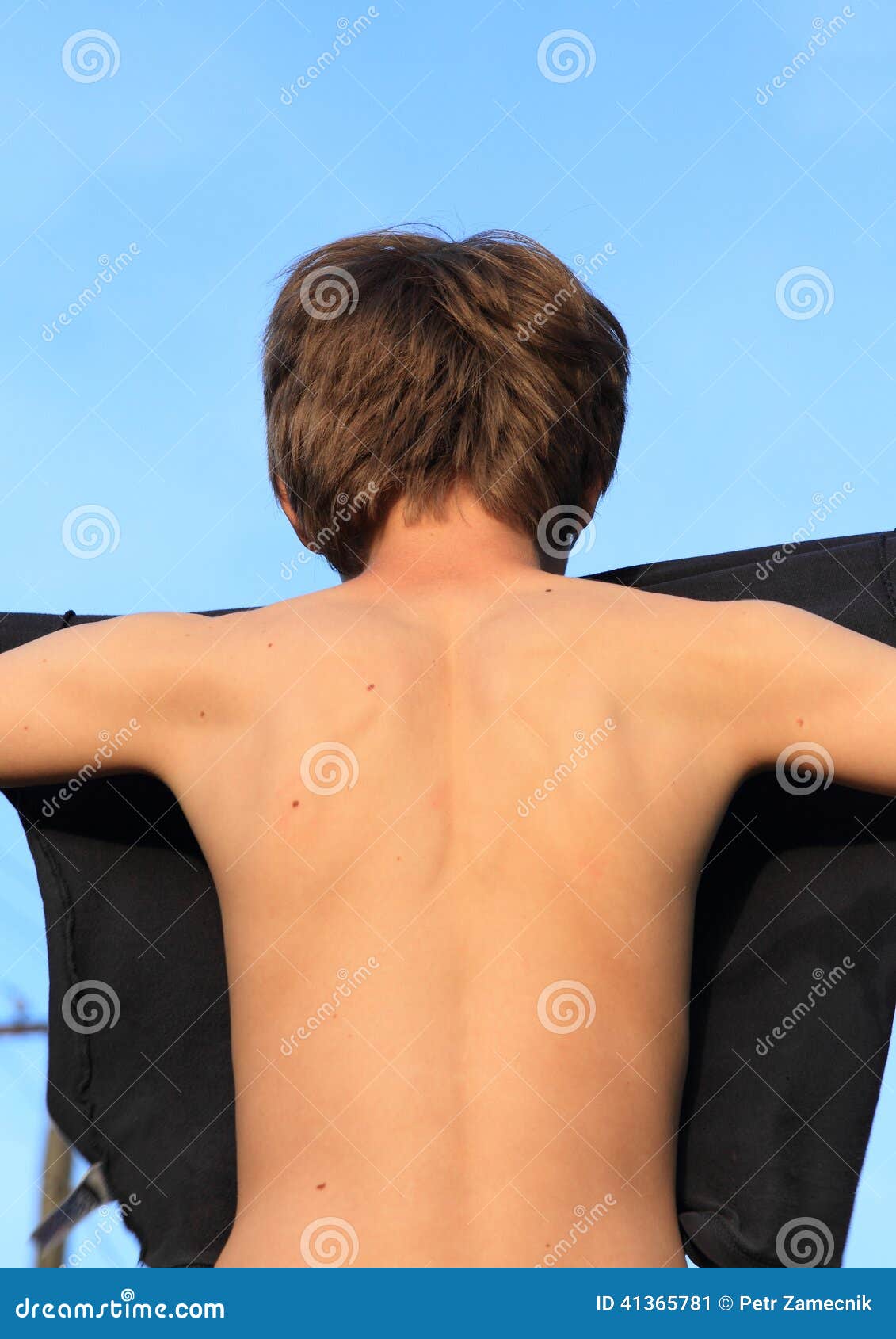Αγόρι με τη γυμνή πλάτη στοκ εικόνα. εικόνα από - 41365781