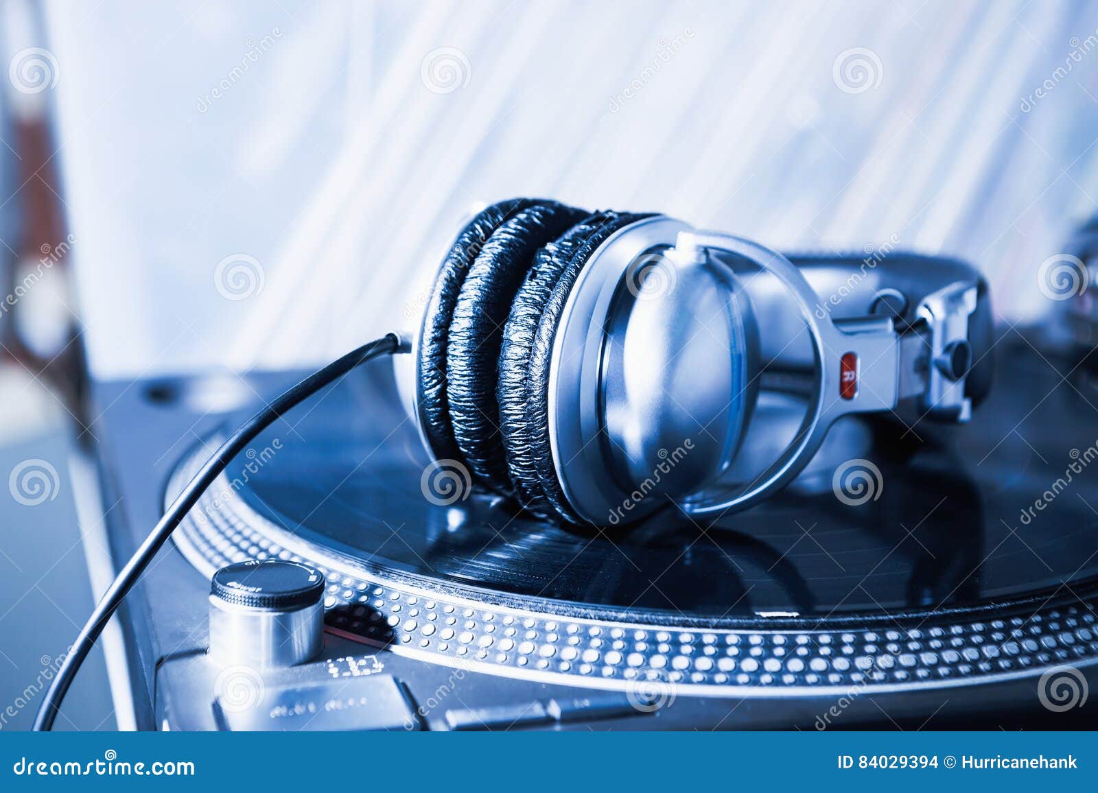 Ακουστικά του DJ στο βινυλίου πικάπ περιστροφικών πλακών Στοκ Εικόνες -  εικόνα από turntable, nightclub: 84029394