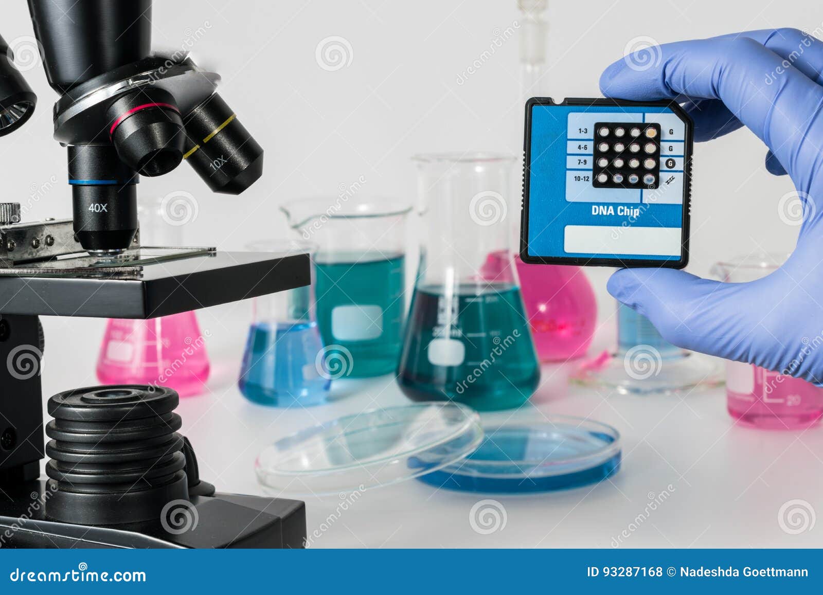 Ανάλυση των ακολουθιών DNA στη γενετική εργαστηριακή ιατρική έρευνα στη γενετική και την επιστήμη DNA Στοκ Εικόνες - εικόνα από bipeds: 93287168