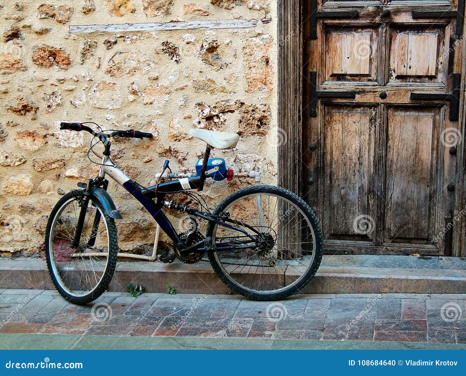 Αρχαία πόρτα και σύγχρονο ποδήλατο Στοκ Εικόνες - εικόνα από bicuspids,  ancientness: 108684640