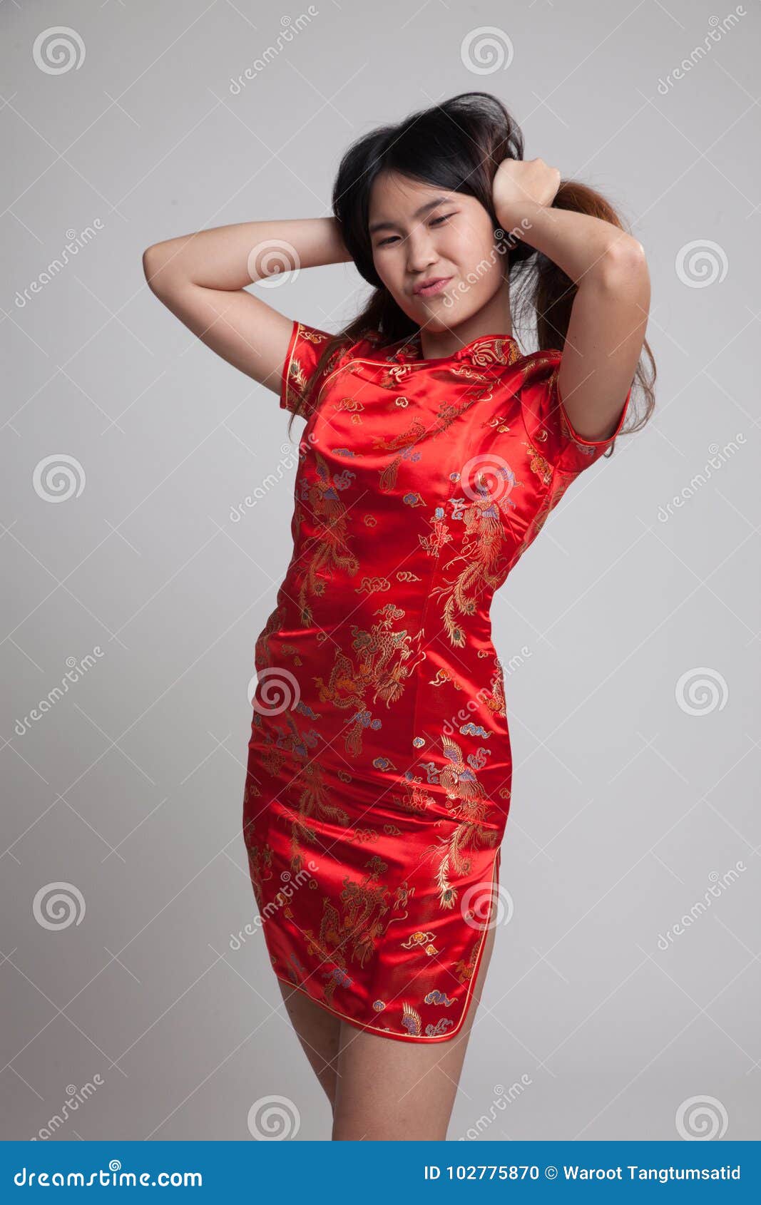 Ασιατικό κορίτσι στο κινεζικό φόρεμα Cheongsam Στοκ Εικόνες - εικόνα από :  102775870